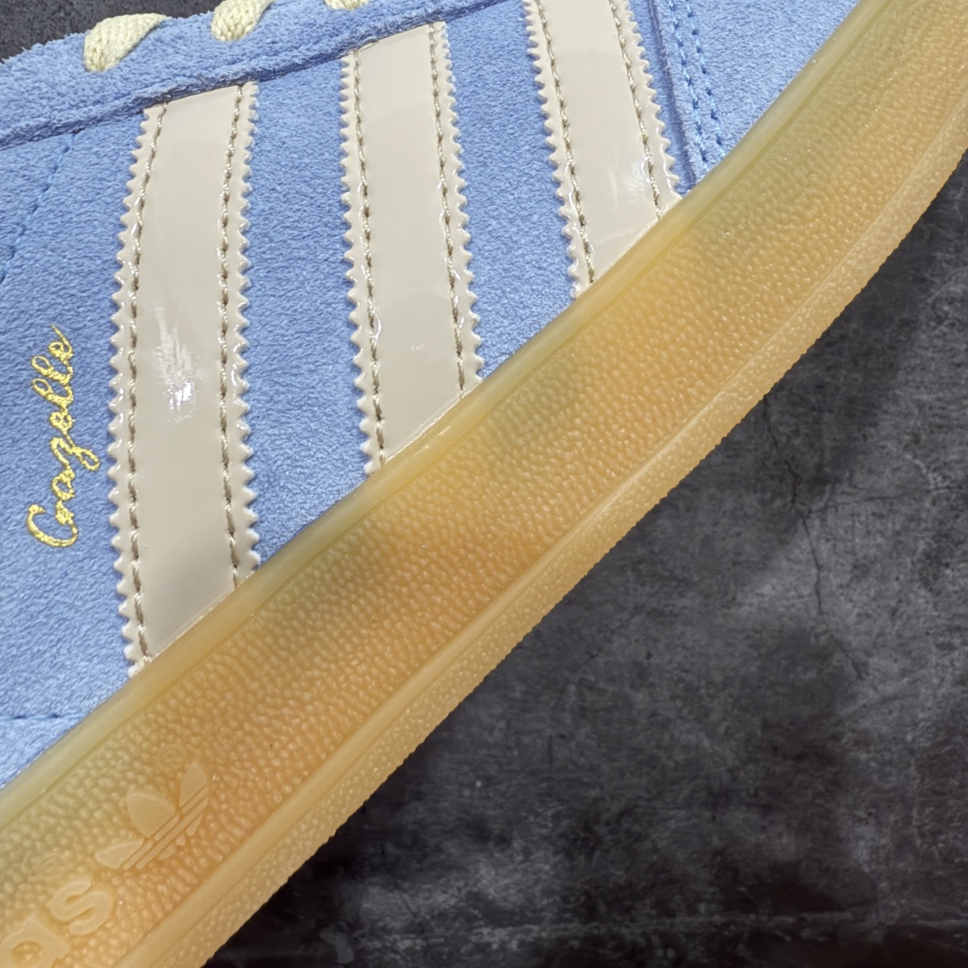 图片[4]-【T版纯原跑量】AD Original Gazelle Indoor Trainers 瞪羚室内鞋系列低帮复古百搭休闲运动德训风板鞋 JR8029 同价位中品质最佳 最优选择版本 原厂翻毛皮料 翻毛效果 卡色与原版无差别 正确半透大底 大底厚度质感比市面好很多 完美版型 实拍可感受 随意对比可匹敌任何价位品质 全套原纸板楦头开发 每道工序同步公司流程 确保原汁原味 中底原厂特供纳米纤维板 区别市面劣质纸板中底 原厂海玻璃鞋垫 中置乳胶足弓支撑垫 正确3/2横条宽版背胶 一比一鞋头弧度高度鞋身弧度 烫金亮度高频深浅同步原鞋 原厂港宝加持定型后跟R度完美 原厂高频磨具加持 Logo字体 凹凸明显 轮廓分明 描漆定位精准 三道杠为尖角45°锯齿状 高频立体感很强 区别圆形锯齿 已最大程度还原公司 欢迎对比 尺码：35.5 36 36.5 37 38 38.5 39 40 40.5 41 42 42.5 43 44 44.5 45-选品中心