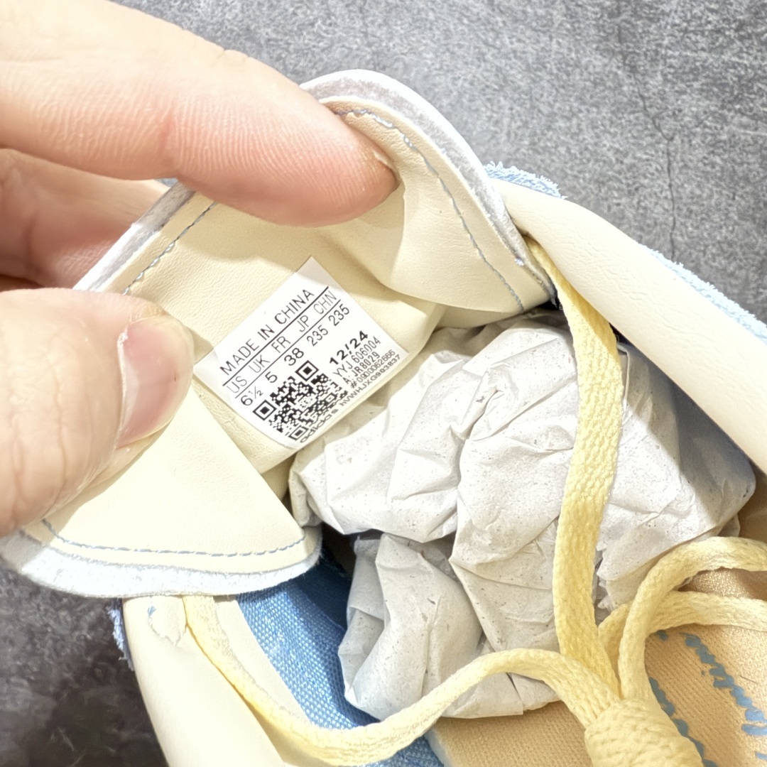 图片[6]-【T版纯原跑量】AD Original Gazelle Indoor Trainers 瞪羚室内鞋系列低帮复古百搭休闲运动德训风板鞋 JR8029 同价位中品质最佳 最优选择版本 原厂翻毛皮料 翻毛效果 卡色与原版无差别 正确半透大底 大底厚度质感比市面好很多 完美版型 实拍可感受 随意对比可匹敌任何价位品质 全套原纸板楦头开发 每道工序同步公司流程 确保原汁原味 中底原厂特供纳米纤维板 区别市面劣质纸板中底 原厂海玻璃鞋垫 中置乳胶足弓支撑垫 正确3/2横条宽版背胶 一比一鞋头弧度高度鞋身弧度 烫金亮度高频深浅同步原鞋 原厂港宝加持定型后跟R度完美 原厂高频磨具加持 Logo字体 凹凸明显 轮廓分明 描漆定位精准 三道杠为尖角45°锯齿状 高频立体感很强 区别圆形锯齿 已最大程度还原公司 欢迎对比 尺码：35.5 36 36.5 37 38 38.5 39 40 40.5 41 42 42.5 43 44 44.5 45-选品中心