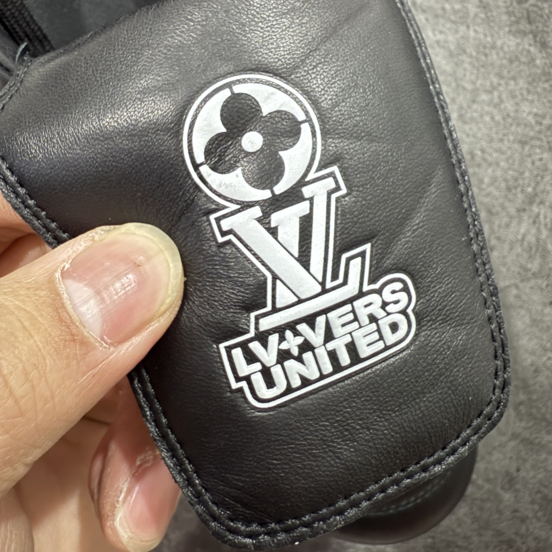 图片[6]-【佛山超A版】Louis Vuitton 2025 LV Footprint 情侣同款球鞋 市面首选高端零售版本 佛山高端品质 第一时间订入zp开发每个拼色的材质都是原版独家定制,与正品一致 做到对版对色大底开模高弹力环保发泡底 模具费都高达几十万 原版头层皮鞋面 压花都是按正品一比一打造开发 不偷半点料 不掺半点假 细节原版一致 可对比 全包套原版包装配件 最新包装大礼盒!! 目前市面一梯队级别 市场太杂请注意混卖版本 可区别材料 版型 质感 包装配件 一切肉眼可见的细节 法国巴黎百年奢侈品牌LV路易威登Louis Vuitton 尺码：39 40 41 42 43 44 45-选品中心
