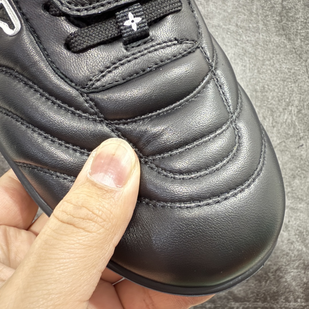 图片[4]-【佛山超A版】Louis Vuitton 2025 LV Footprint 情侣同款球鞋 市面首选高端零售版本 佛山高端品质 第一时间订入zp开发每个拼色的材质都是原版独家定制,与正品一致 做到对版对色大底开模高弹力环保发泡底 模具费都高达几十万 原版头层皮鞋面 压花都是按正品一比一打造开发 不偷半点料 不掺半点假 细节原版一致 可对比 全包套原版包装配件 最新包装大礼盒!! 目前市面一梯队级别 市场太杂请注意混卖版本 可区别材料 版型 质感 包装配件 一切肉眼可见的细节 法国巴黎百年奢侈品牌LV路易威登Louis Vuitton 尺码：39 40 41 42 43 44 45-选品中心