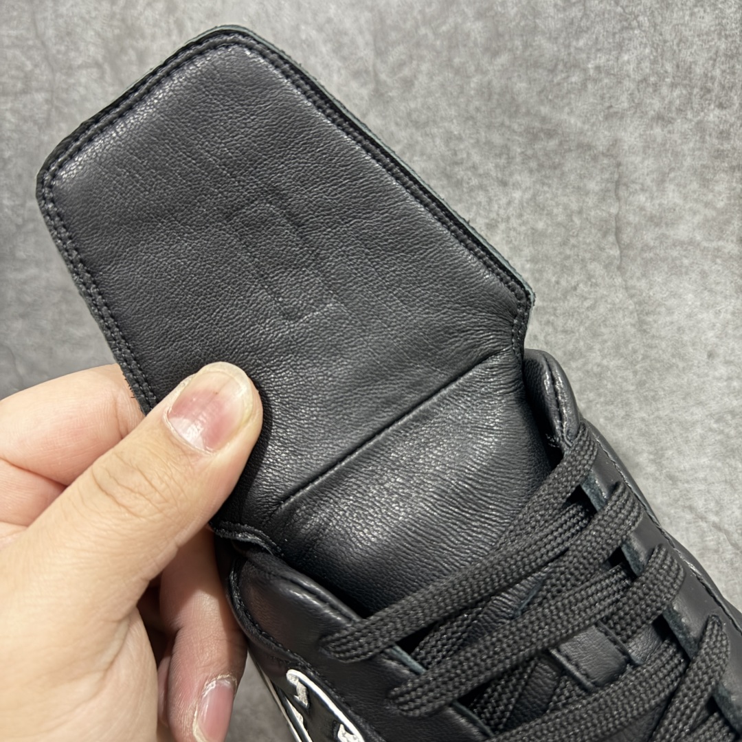 图片[7]-【佛山超A版】Louis Vuitton 2025 LV Footprint 情侣同款球鞋 市面首选高端零售版本 佛山高端品质 第一时间订入zp开发每个拼色的材质都是原版独家定制,与正品一致 做到对版对色大底开模高弹力环保发泡底 模具费都高达几十万 原版头层皮鞋面 压花都是按正品一比一打造开发 不偷半点料 不掺半点假 细节原版一致 可对比 全包套原版包装配件 最新包装大礼盒!! 目前市面一梯队级别 市场太杂请注意混卖版本 可区别材料 版型 质感 包装配件 一切肉眼可见的细节 法国巴黎百年奢侈品牌LV路易威登Louis Vuitton 尺码：39 40 41 42 43 44 45-选品中心