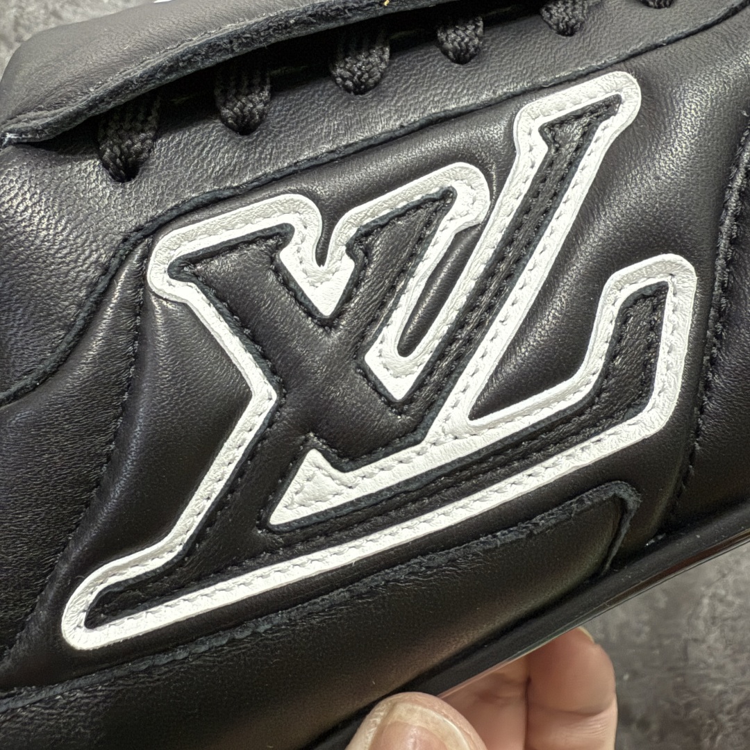 图片[3]-【佛山超A版】Louis Vuitton 2025 LV Footprint 情侣同款球鞋 市面首选高端零售版本 佛山高端品质 第一时间订入zp开发每个拼色的材质都是原版独家定制,与正品一致 做到对版对色大底开模高弹力环保发泡底 模具费都高达几十万 原版头层皮鞋面 压花都是按正品一比一打造开发 不偷半点料 不掺半点假 细节原版一致 可对比 全包套原版包装配件 最新包装大礼盒!! 目前市面一梯队级别 市场太杂请注意混卖版本 可区别材料 版型 质感 包装配件 一切肉眼可见的细节 法国巴黎百年奢侈品牌LV路易威登Louis Vuitton 尺码：39 40 41 42 43 44 45-选品中心