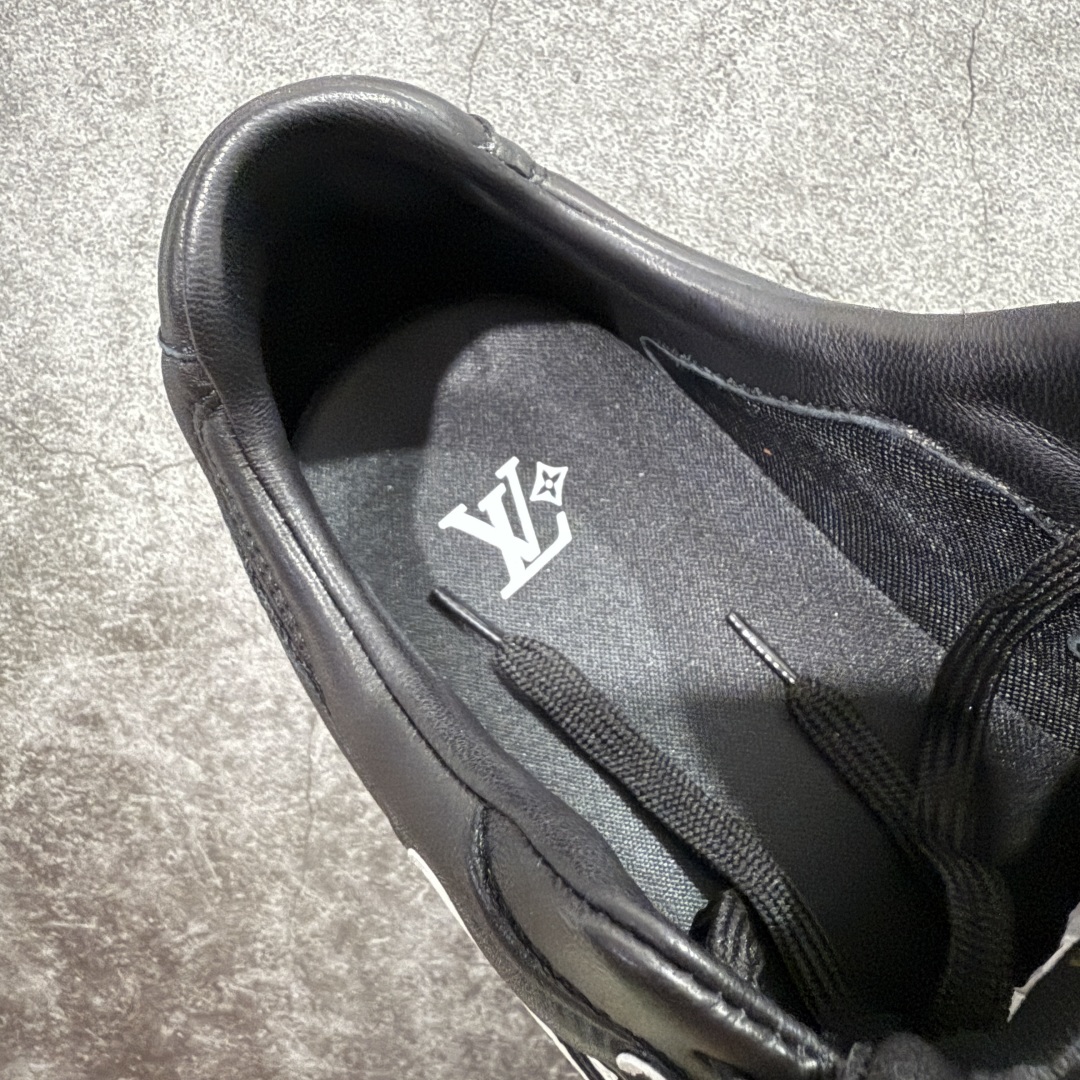图片[9]-【佛山超A版】Louis Vuitton 2025 LV Footprint 情侣同款球鞋 市面首选高端零售版本 佛山高端品质 第一时间订入zp开发每个拼色的材质都是原版独家定制,与正品一致 做到对版对色大底开模高弹力环保发泡底 模具费都高达几十万 原版头层皮鞋面 压花都是按正品一比一打造开发 不偷半点料 不掺半点假 细节原版一致 可对比 全包套原版包装配件 最新包装大礼盒!! 目前市面一梯队级别 市场太杂请注意混卖版本 可区别材料 版型 质感 包装配件 一切肉眼可见的细节 法国巴黎百年奢侈品牌LV路易威登Louis Vuitton 尺码：39 40 41 42 43 44 45-选品中心
