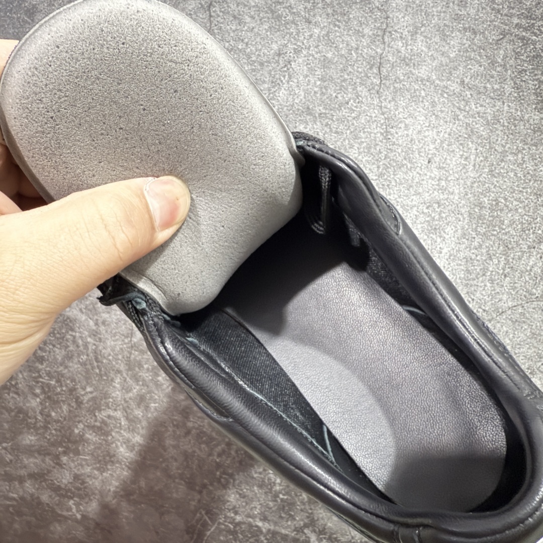 图片[10]-【佛山超A版】Louis Vuitton 2025 LV Footprint 情侣同款球鞋 市面首选高端零售版本 佛山高端品质 第一时间订入zp开发每个拼色的材质都是原版独家定制,与正品一致 做到对版对色大底开模高弹力环保发泡底 模具费都高达几十万 原版头层皮鞋面 压花都是按正品一比一打造开发 不偷半点料 不掺半点假 细节原版一致 可对比 全包套原版包装配件 最新包装大礼盒!! 目前市面一梯队级别 市场太杂请注意混卖版本 可区别材料 版型 质感 包装配件 一切肉眼可见的细节 法国巴黎百年奢侈品牌LV路易威登Louis Vuitton 尺码：39 40 41 42 43 44 45-选品中心