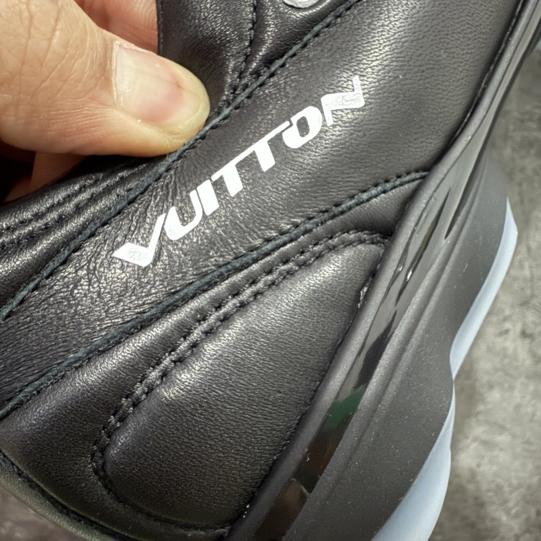 图片[2]-【佛山超A版】Louis Vuitton 2025 LV Footprint 情侣同款球鞋 市面首选高端零售版本 佛山高端品质 第一时间订入zp开发每个拼色的材质都是原版独家定制,与正品一致 做到对版对色大底开模高弹力环保发泡底 模具费都高达几十万 原版头层皮鞋面 压花都是按正品一比一打造开发 不偷半点料 不掺半点假 细节原版一致 可对比 全包套原版包装配件 最新包装大礼盒!! 目前市面一梯队级别 市场太杂请注意混卖版本 可区别材料 版型 质感 包装配件 一切肉眼可见的细节 法国巴黎百年奢侈品牌LV路易威登Louis Vuitton 尺码：39 40 41 42 43 44 45-选品中心