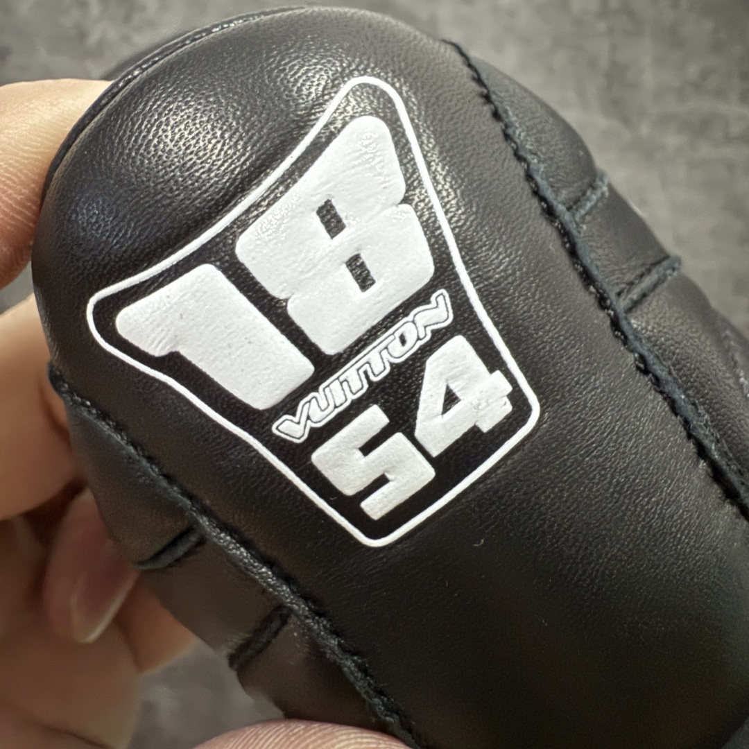 图片[5]-【佛山超A版】Louis Vuitton 2025 LV Footprint 情侣同款球鞋 市面首选高端零售版本 佛山高端品质 第一时间订入zp开发每个拼色的材质都是原版独家定制,与正品一致 做到对版对色大底开模高弹力环保发泡底 模具费都高达几十万 原版头层皮鞋面 压花都是按正品一比一打造开发 不偷半点料 不掺半点假 细节原版一致 可对比 全包套原版包装配件 最新包装大礼盒!! 目前市面一梯队级别 市场太杂请注意混卖版本 可区别材料 版型 质感 包装配件 一切肉眼可见的细节 法国巴黎百年奢侈品牌LV路易威登Louis Vuitton 尺码：39 40 41 42 43 44 45-选品中心