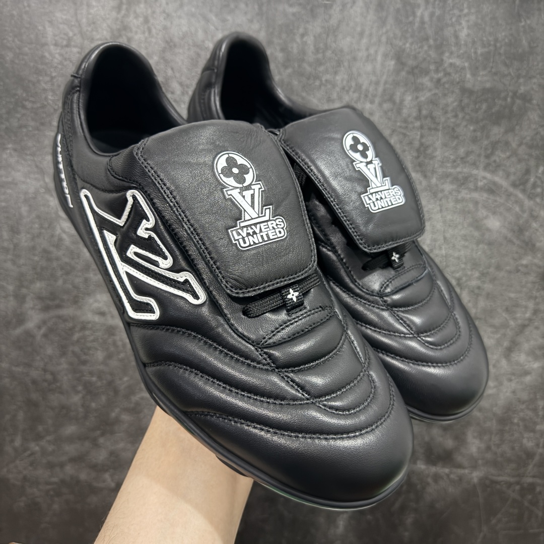 【佛山超A版】Louis Vuitton 2025 LV Footprint 情侣同款球鞋 市面首选高端零售版本 佛山高端品质 第一时间订入zp开发每个拼色的材质都是原版独家定制,与正品一致 做到对版对色大底开模高弹力环保发泡底 模具费都高达几十万 原版头层皮鞋面 压花都是按正品一比一打造开发 不偷半点料 不掺半点假 细节原版一致 可对比 全包套原版包装配件 最新包装大礼盒!! 目前市面一梯队级别 市场太杂请注意混卖版本 可区别材料 版型 质感 包装配件 一切肉眼可见的细节 法国巴黎百年奢侈品牌LV路易威登Louis Vuitton 尺码:39 40 41 42 43 44 45-选品中心