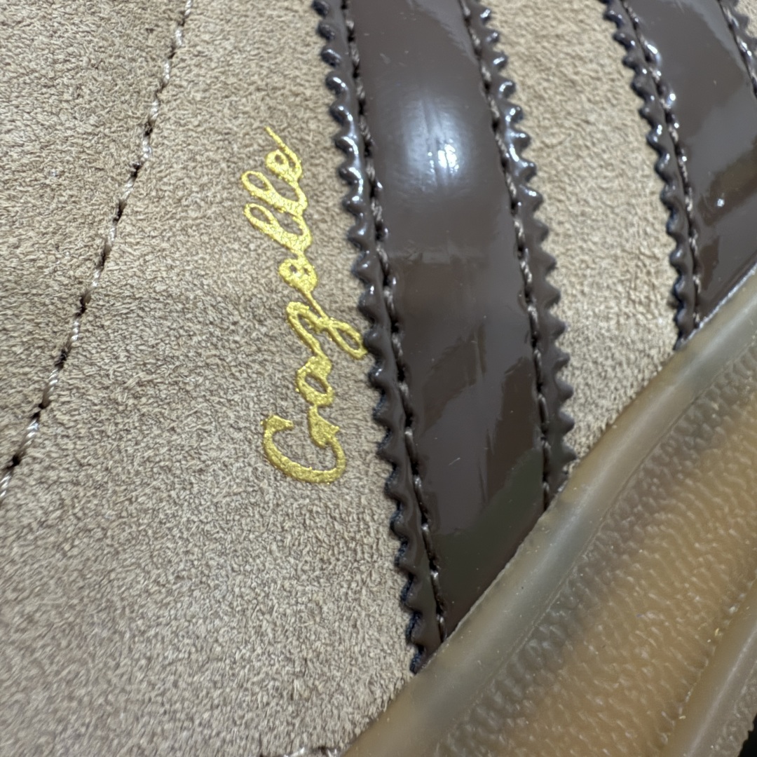 图片[3]-【T版纯原跑量】AD Original Gazelle Indoor Trainers 瞪羚室内鞋系列低帮复古百搭休闲运动德训风板鞋 JR8028 同价位中品质最佳 最优选择版本 原厂翻毛皮料 翻毛效果 卡色与原版无差别 正确半透大底 大底厚度质感比市面好很多 完美版型 实拍可感受 随意对比可匹敌任何价位品质 全套原纸板楦头开发 每道工序同步公司流程 确保原汁原味 中底原厂特供纳米纤维板 区别市面劣质纸板中底 原厂海玻璃鞋垫 中置乳胶足弓支撑垫 正确3/2横条宽版背胶 一比一鞋头弧度高度鞋身弧度 烫金亮度高频深浅同步原鞋 原厂港宝加持定型后跟R度完美 原厂高频磨具加持 Logo字体 凹凸明显 轮廓分明 描漆定位精准 三道杠为尖角45°锯齿状 高频立体感很强 区别圆形锯齿 已最大程度还原公司 欢迎对比 尺码：35.5 36 36.5 37 38 38.5 39 40 40.5 41 42 42.5 43 44 44.5 45-选品中心