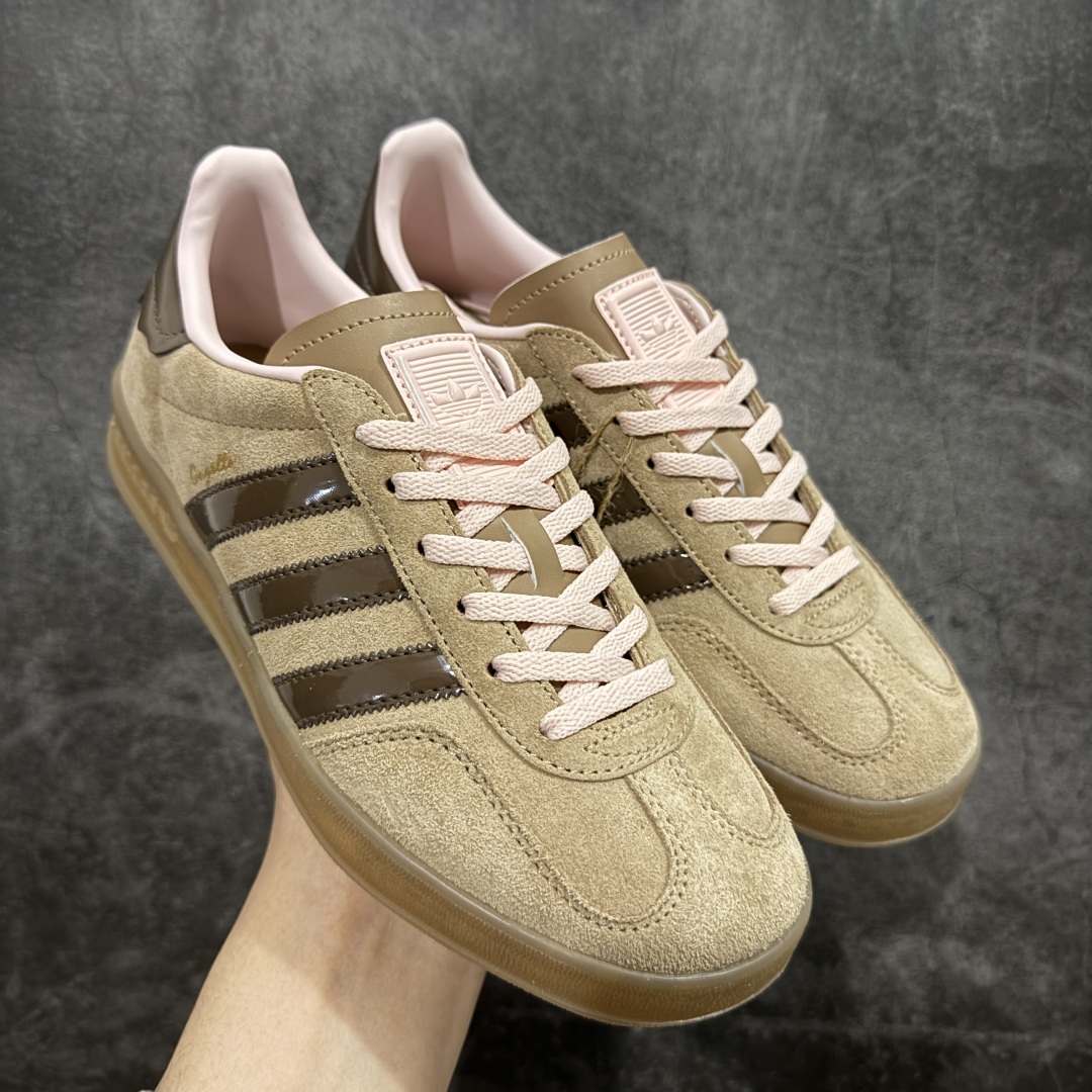 【T版纯原跑量】AD Original Gazelle Indoor Trainers 瞪羚室内鞋系列低帮复古百搭休闲运动德训风板鞋 JR8028 同价位中品质最佳 最优选择版本 原厂翻毛皮料 翻毛效果 卡色与原版无差别 正确半透大底 大底厚度质感比市面好很多 完美版型 实拍可感受 随意对比可匹敌任何价位品质 全套原纸板楦头开发 每道工序同步公司流程 确保原汁原味 中底原厂特供纳米纤维板 区别市面劣质纸板中底 原厂海玻璃鞋垫 中置乳胶足弓支撑垫 正确3/2横条宽版背胶 一比一鞋头弧度高度鞋身弧度 烫金亮度高频深浅同步原鞋 原厂港宝加持定型后跟R度完美 原厂高频磨具加持 Logo字体 凹凸明显 轮廓分明 描漆定位精准 三道杠为尖角45°锯齿状 高频立体感很强 区别圆形锯齿 已最大程度还原公司 欢迎对比 尺码：35.5 36 36.5 37 38 38.5 39 40 40.5 41 42 42.5 43 44 44.5 45-选品中心