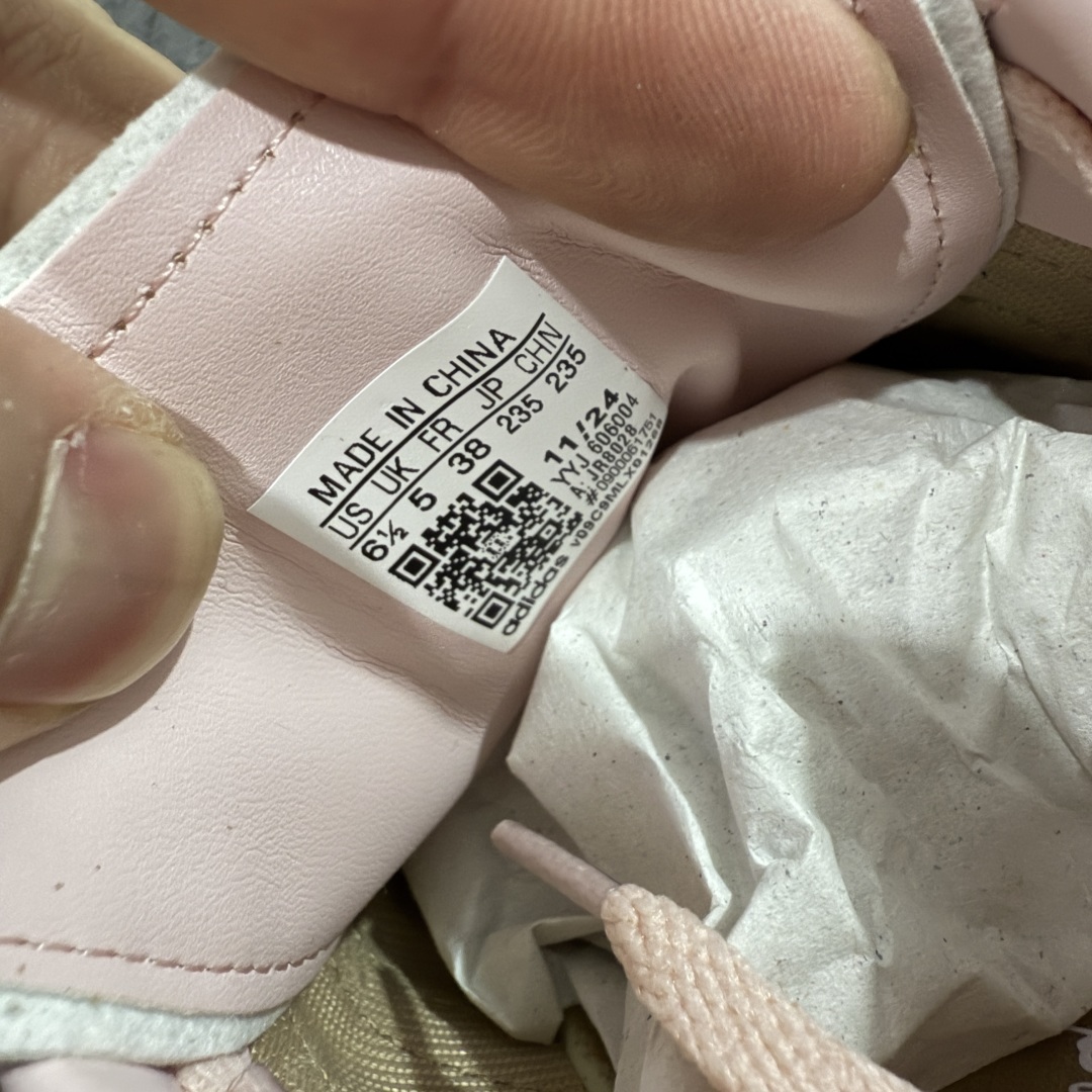 图片[7]-【T版纯原跑量】AD Original Gazelle Indoor Trainers 瞪羚室内鞋系列低帮复古百搭休闲运动德训风板鞋 JR8028 同价位中品质最佳 最优选择版本 原厂翻毛皮料 翻毛效果 卡色与原版无差别 正确半透大底 大底厚度质感比市面好很多 完美版型 实拍可感受 随意对比可匹敌任何价位品质 全套原纸板楦头开发 每道工序同步公司流程 确保原汁原味 中底原厂特供纳米纤维板 区别市面劣质纸板中底 原厂海玻璃鞋垫 中置乳胶足弓支撑垫 正确3/2横条宽版背胶 一比一鞋头弧度高度鞋身弧度 烫金亮度高频深浅同步原鞋 原厂港宝加持定型后跟R度完美 原厂高频磨具加持 Logo字体 凹凸明显 轮廓分明 描漆定位精准 三道杠为尖角45°锯齿状 高频立体感很强 区别圆形锯齿 已最大程度还原公司 欢迎对比 尺码：35.5 36 36.5 37 38 38.5 39 40 40.5 41 42 42.5 43 44 44.5 45-选品中心