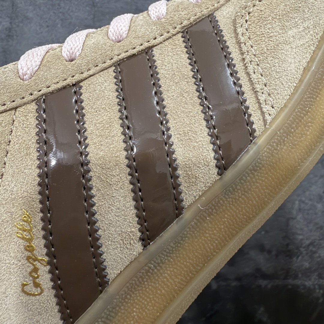 图片[4]-【T版纯原跑量】AD Original Gazelle Indoor Trainers 瞪羚室内鞋系列低帮复古百搭休闲运动德训风板鞋 JR8028 同价位中品质最佳 最优选择版本 原厂翻毛皮料 翻毛效果 卡色与原版无差别 正确半透大底 大底厚度质感比市面好很多 完美版型 实拍可感受 随意对比可匹敌任何价位品质 全套原纸板楦头开发 每道工序同步公司流程 确保原汁原味 中底原厂特供纳米纤维板 区别市面劣质纸板中底 原厂海玻璃鞋垫 中置乳胶足弓支撑垫 正确3/2横条宽版背胶 一比一鞋头弧度高度鞋身弧度 烫金亮度高频深浅同步原鞋 原厂港宝加持定型后跟R度完美 原厂高频磨具加持 Logo字体 凹凸明显 轮廓分明 描漆定位精准 三道杠为尖角45°锯齿状 高频立体感很强 区别圆形锯齿 已最大程度还原公司 欢迎对比 尺码：35.5 36 36.5 37 38 38.5 39 40 40.5 41 42 42.5 43 44 44.5 45-选品中心