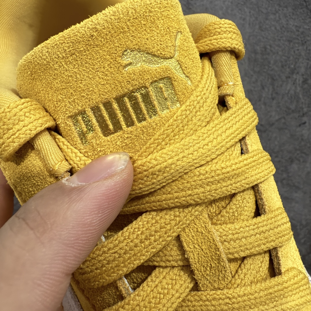 图片[5]-【Top纯原版】彪马PUMA Speedcat Archive Speed Cat系列美拉德风 舒适百搭 防滑耐磨 低帮 生活休闲鞋 男女同款 黄色 398846-06 目前市场最优版本 无论是版型 细节 烫金走线 完全碾压市场任意版本 欢迎对比🆚 工厂耗时3个月开发 原装档案原数据纸版楦型 采用固色翻毛皮鞋面材质(正确二次成型\’猛帮\’成型工艺🆚区别市面版本!!) 外置原数据开发轻量耐磨橡胶大底💪🏻 全球知名运动品牌PUMA宝马赛车系列 融合了宝马车队的标志性配色 以趣味十足又前卫复古的设计引领潮流 将赛道精神融入街头时尚 开启前卫竞速之旅 主打前卫复古风 Roma鞋款的鞋侧以复古的流线造型 缀以宝马经典Logo 巧妙吸睛 而Speedcat鞋款以亮眼三色条纹元素缀以舒适鞋面 赋予了独特的个性美学 演绎赛车的无尽能量 尺码：36-45-选品中心