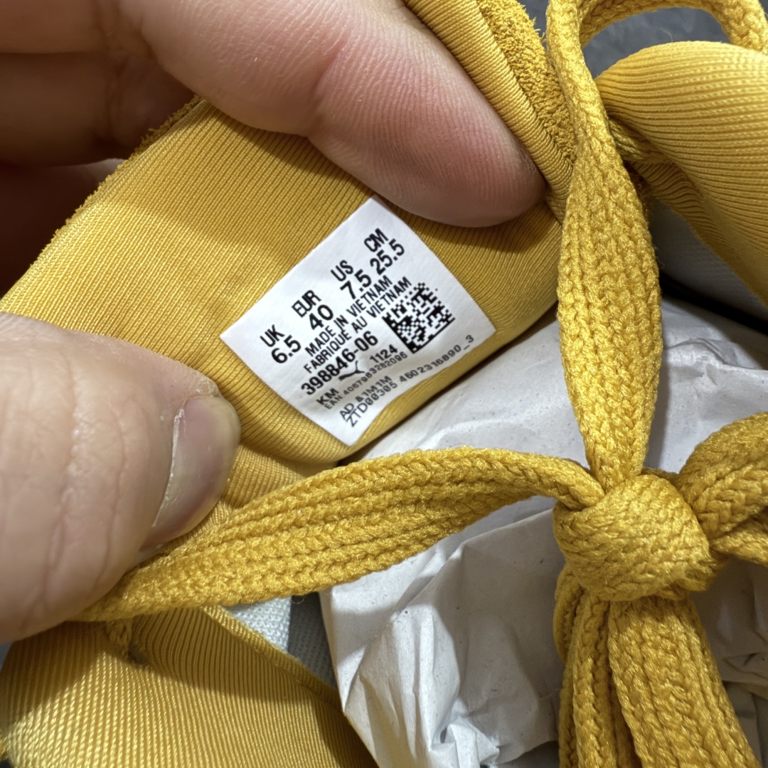 图片[6]-【Top纯原版】彪马PUMA Speedcat Archive Speed Cat系列美拉德风 舒适百搭 防滑耐磨 低帮 生活休闲鞋 男女同款 黄色 398846-06 目前市场最优版本 无论是版型 细节 烫金走线 完全碾压市场任意版本 欢迎对比🆚 工厂耗时3个月开发 原装档案原数据纸版楦型 采用固色翻毛皮鞋面材质(正确二次成型\’猛帮\’成型工艺🆚区别市面版本!!) 外置原数据开发轻量耐磨橡胶大底💪🏻 全球知名运动品牌PUMA宝马赛车系列 融合了宝马车队的标志性配色 以趣味十足又前卫复古的设计引领潮流 将赛道精神融入街头时尚 开启前卫竞速之旅 主打前卫复古风 Roma鞋款的鞋侧以复古的流线造型 缀以宝马经典Logo 巧妙吸睛 而Speedcat鞋款以亮眼三色条纹元素缀以舒适鞋面 赋予了独特的个性美学 演绎赛车的无尽能量 尺码：36-45-选品中心