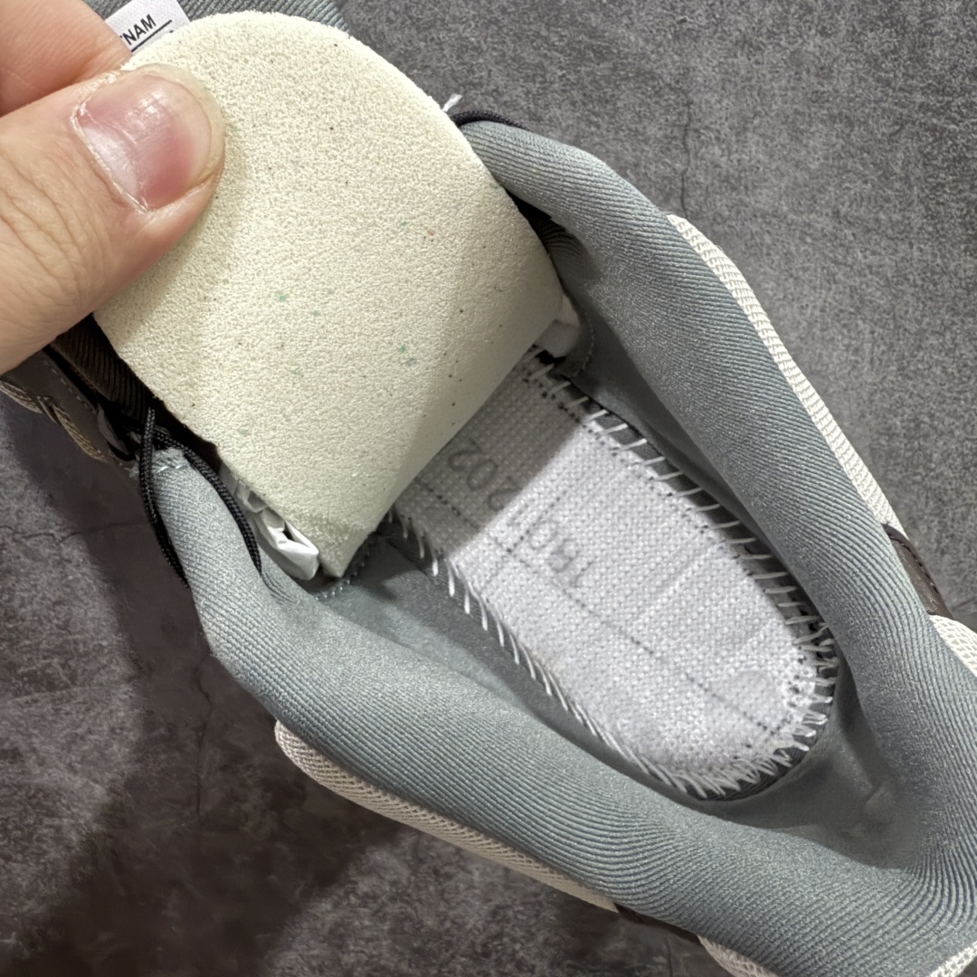 图片[9]-【绿x版】Salomon 萨洛蒙XT-Whisper 户外 休闲 运动鞋 跑鞋 477618 原版购入开发 做货 Salomon 对 XT-WHISPER 鞋面设计进行了升级，以多种鞋面材质，构造了丰富的鞋面层次，为鞋款增添摩登现代感。鞋款独特的波浪形 Sensifit系统设计勾勒出鞋身的流动感线条，并结合标志性的Quicklace™ 快速系带系统，保障全鞋舒适包裹感。结合 Contagrip® 大底，在保留鞋款功能性的同时多维度诠释城市户外型格 配送专柜精美包装🛍📦 面料 ： 原版定制进口网面+牛皮 内里 ： 原版进口透气网里 鞋底 ： 原版开模防滑橡胶材质 底厚 ：3.5CM 尺码： 36-46-选品中心