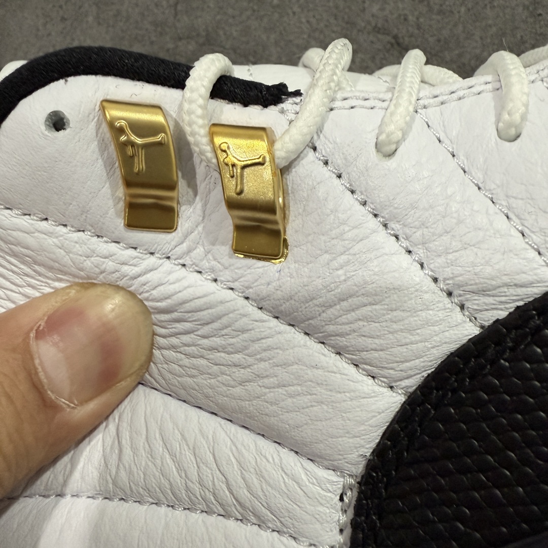 图片[4]-【TK至尊版】Air Jordan AJ12 Retro 潮流 中帮 复古篮球鞋 黑白130690-125 一比一原厂皮 最正确的版型 鞋盒 鞋盒标 芯片 更多12代的配色陆续出齐 真真的做到市场12代天花板 国外强烈推荐版本 外贸混卖专供品质 国内专业外贸AJ大厂出品 原厂楦头纸板 原厂皮料打造 原厂真碳板 内置气垫 尺码：40 40.5 41 42 42.5 43 44 44.5 45 46 47.5-选品中心