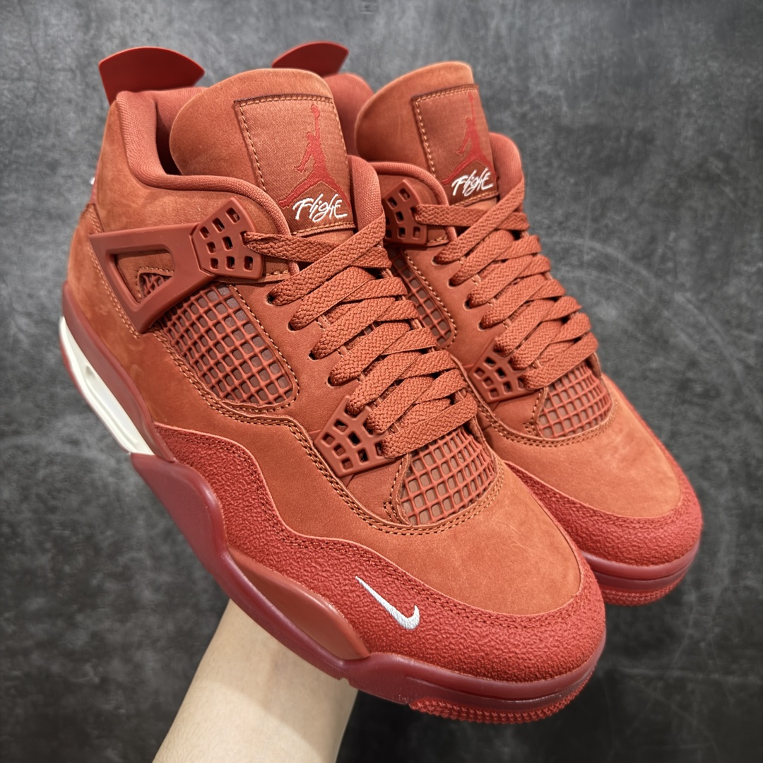 【S2纯原】Nigel Sylvester x Air Jordan AJ4 “Brick by Brick” 联名红砖 货号：HF4340-800 全新批次 重点区分市面 真正砖面纹路 区别市面版本 正确细节 卡色无色差 原数据精心打造 原厂材质 超弹硅胶材质 内层不织布补强 补强为硅胶提供更强耐久性 避免断裂 圈内最强四代 独家外贸特供尺码含45.5 耗时半年巨作 全套原纸板楦头开发 原厂特供皮料加持 确保原汁原味 完美呈现四代版型 一比一鞋头弧度高度鞋身弧度 数据细节工艺流程均保持原鞋一致 原厂TPU网格鞋带扣 正确内里网布 菱角分明不变形无多余毛边 柔软性质感一致于原鞋 市场唯一原厂鞋扣模具 背面可见隐藏注塑口 原厂织唛标 原厂飞人电绣工艺 尾指中部跳三针 独家绑鞋带手法 印刷中底布 四线拉帮 米色美纹纸贴合固定 进口港宝加持 后跟自然饱满 全鞋荧光划线卡点 追求极致完美 每一双都是工艺品 多重QC质检 超越公司货的品控标准 实实在在的免检产品 …… 以纽约市标志性的红砖为主题，这也是 Nigel 致敬家乡的方式，象征了他 BMX 事业的起点。整体鞋款有着醒目的橙红色调，多种皮革材质的应用又带来丰富的视觉层次，细腻的质感拼合，凸显了这双鞋不同于常规的身份。除了鞋头带有一个小小的 Swoosh 外，这双鞋还将后跟巧妙的改成了 BIKE AIR，为 Air Jordan 4 经典鞋型加入了新的元素，让熟悉这个鞋型的玩家有更为新鲜的视觉体验。同时，从官图可以看出，AJ4 标志性的透气网格下，暗藏 3M 反光设定，弱光环境中也能释放出高亮警示，对于骑行来说也是必备的安全举措。鞋盒封绘也采用红装图案诠释，进一步回应主题。 尺码：40 40.5 41 42 42.5 43 44 44.5 45 45.5 46 47.5 48.5-选品中心