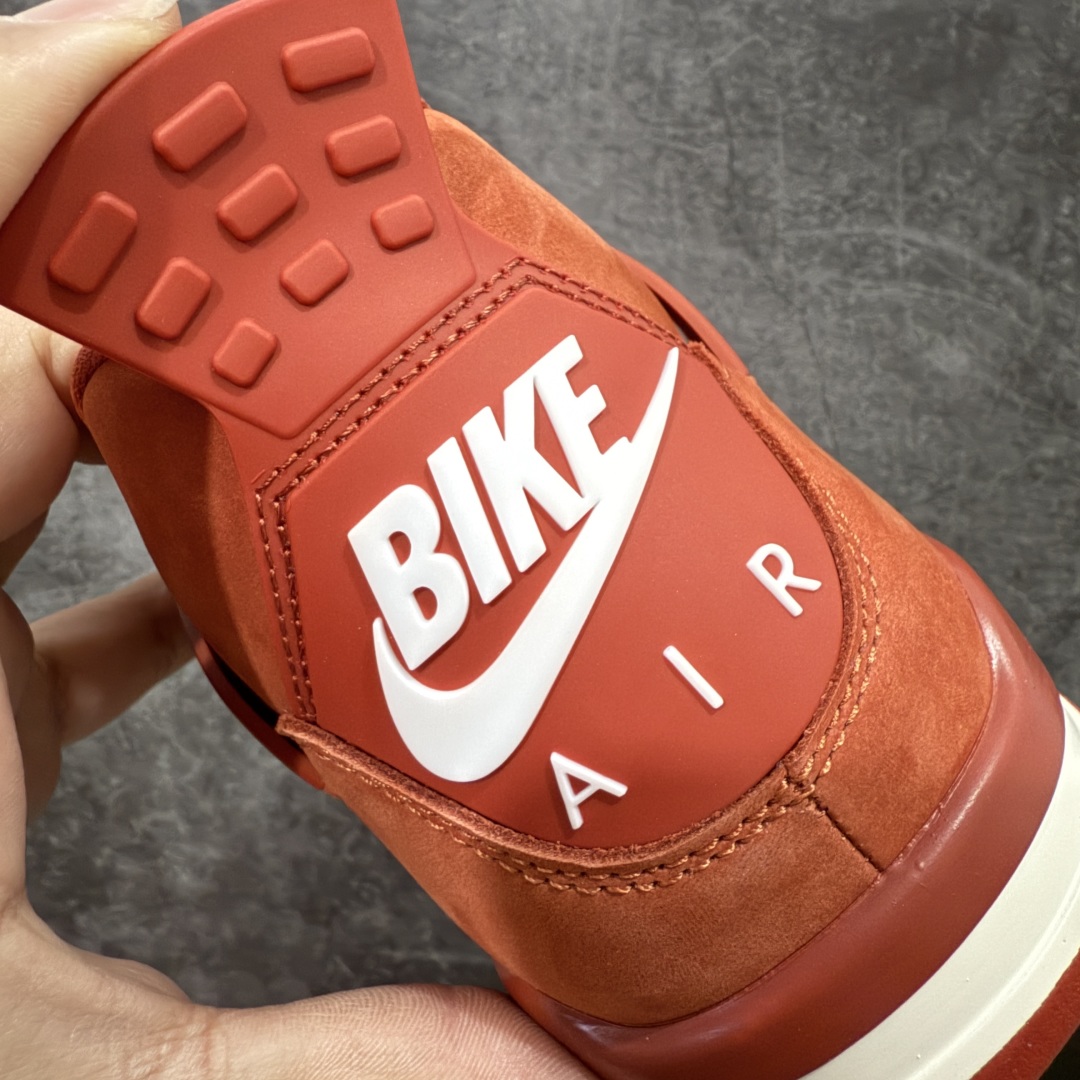 图片[3]-【S2纯原】Nigel Sylvester x Air Jordan AJ4 “Brick by Brick” 联名红砖 货号：HF4340-800 全新批次 重点区分市面 真正砖面纹路 区别市面版本 正确细节 卡色无色差 原数据精心打造 原厂材质 超弹硅胶材质 内层不织布补强 补强为硅胶提供更强耐久性 避免断裂 圈内最强四代 独家外贸特供尺码含45.5 耗时半年巨作 全套原纸板楦头开发 原厂特供皮料加持 确保原汁原味 完美呈现四代版型 一比一鞋头弧度高度鞋身弧度 数据细节工艺流程均保持原鞋一致 原厂TPU网格鞋带扣 正确内里网布 菱角分明不变形无多余毛边 柔软性质感一致于原鞋 市场唯一原厂鞋扣模具 背面可见隐藏注塑口 原厂织唛标 原厂飞人电绣工艺 尾指中部跳三针 独家绑鞋带手法 印刷中底布 四线拉帮 米色美纹纸贴合固定 进口港宝加持 后跟自然饱满 全鞋荧光划线卡点 追求极致完美 每一双都是工艺品 多重QC质检 超越公司货的品控标准 实实在在的免检产品 …… 以纽约市标志性的红砖为主题，这也是 Nigel 致敬家乡的方式，象征了他 BMX 事业的起点。整体鞋款有着醒目的橙红色调，多种皮革材质的应用又带来丰富的视觉层次，细腻的质感拼合，凸显了这双鞋不同于常规的身份。除了鞋头带有一个小小的 Swoosh 外，这双鞋还将后跟巧妙的改成了 BIKE AIR，为 Air Jordan 4 经典鞋型加入了新的元素，让熟悉这个鞋型的玩家有更为新鲜的视觉体验。同时，从官图可以看出，AJ4 标志性的透气网格下，暗藏 3M 反光设定，弱光环境中也能释放出高亮警示，对于骑行来说也是必备的安全举措。鞋盒封绘也采用红装图案诠释，进一步回应主题。 尺码：40 40.5 41 42 42.5 43 44 44.5 45 45.5 46 47.5 48.5-选品中心