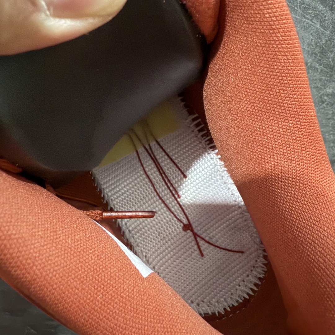 图片[12]-【S2纯原】Nigel Sylvester x Air Jordan AJ4 “Brick by Brick” 联名红砖 货号：HF4340-800 全新批次 重点区分市面 真正砖面纹路 区别市面版本 正确细节 卡色无色差 原数据精心打造 原厂材质 超弹硅胶材质 内层不织布补强 补强为硅胶提供更强耐久性 避免断裂 圈内最强四代 独家外贸特供尺码含45.5 耗时半年巨作 全套原纸板楦头开发 原厂特供皮料加持 确保原汁原味 完美呈现四代版型 一比一鞋头弧度高度鞋身弧度 数据细节工艺流程均保持原鞋一致 原厂TPU网格鞋带扣 正确内里网布 菱角分明不变形无多余毛边 柔软性质感一致于原鞋 市场唯一原厂鞋扣模具 背面可见隐藏注塑口 原厂织唛标 原厂飞人电绣工艺 尾指中部跳三针 独家绑鞋带手法 印刷中底布 四线拉帮 米色美纹纸贴合固定 进口港宝加持 后跟自然饱满 全鞋荧光划线卡点 追求极致完美 每一双都是工艺品 多重QC质检 超越公司货的品控标准 实实在在的免检产品 …… 以纽约市标志性的红砖为主题，这也是 Nigel 致敬家乡的方式，象征了他 BMX 事业的起点。整体鞋款有着醒目的橙红色调，多种皮革材质的应用又带来丰富的视觉层次，细腻的质感拼合，凸显了这双鞋不同于常规的身份。除了鞋头带有一个小小的 Swoosh 外，这双鞋还将后跟巧妙的改成了 BIKE AIR，为 Air Jordan 4 经典鞋型加入了新的元素，让熟悉这个鞋型的玩家有更为新鲜的视觉体验。同时，从官图可以看出，AJ4 标志性的透气网格下，暗藏 3M 反光设定，弱光环境中也能释放出高亮警示，对于骑行来说也是必备的安全举措。鞋盒封绘也采用红装图案诠释，进一步回应主题。 尺码：40 40.5 41 42 42.5 43 44 44.5 45 45.5 46 47.5 48.5-选品中心