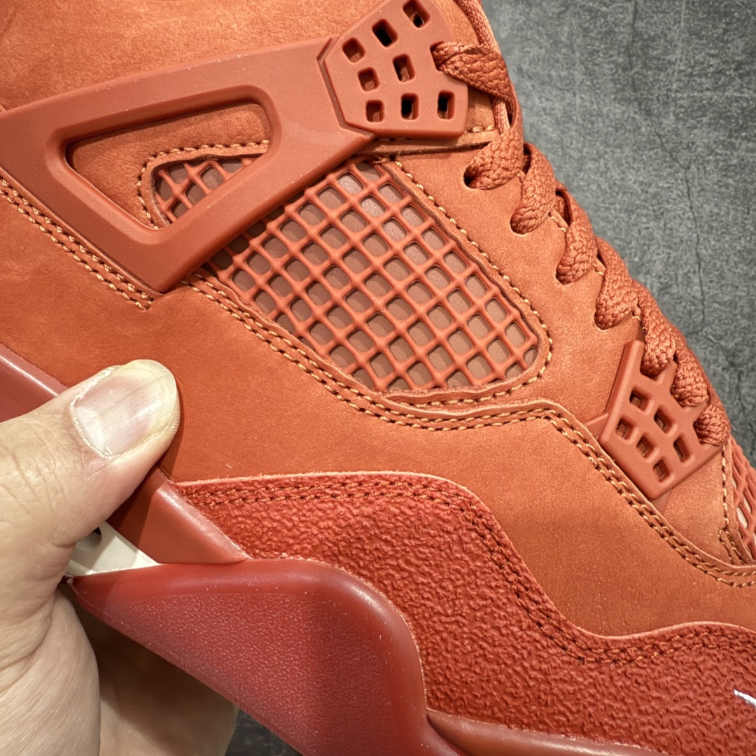 图片[5]-【S2纯原】Nigel Sylvester x Air Jordan AJ4 “Brick by Brick” 联名红砖 货号：HF4340-800 全新批次 重点区分市面 真正砖面纹路 区别市面版本 正确细节 卡色无色差 原数据精心打造 原厂材质 超弹硅胶材质 内层不织布补强 补强为硅胶提供更强耐久性 避免断裂 圈内最强四代 独家外贸特供尺码含45.5 耗时半年巨作 全套原纸板楦头开发 原厂特供皮料加持 确保原汁原味 完美呈现四代版型 一比一鞋头弧度高度鞋身弧度 数据细节工艺流程均保持原鞋一致 原厂TPU网格鞋带扣 正确内里网布 菱角分明不变形无多余毛边 柔软性质感一致于原鞋 市场唯一原厂鞋扣模具 背面可见隐藏注塑口 原厂织唛标 原厂飞人电绣工艺 尾指中部跳三针 独家绑鞋带手法 印刷中底布 四线拉帮 米色美纹纸贴合固定 进口港宝加持 后跟自然饱满 全鞋荧光划线卡点 追求极致完美 每一双都是工艺品 多重QC质检 超越公司货的品控标准 实实在在的免检产品 …… 以纽约市标志性的红砖为主题，这也是 Nigel 致敬家乡的方式，象征了他 BMX 事业的起点。整体鞋款有着醒目的橙红色调，多种皮革材质的应用又带来丰富的视觉层次，细腻的质感拼合，凸显了这双鞋不同于常规的身份。除了鞋头带有一个小小的 Swoosh 外，这双鞋还将后跟巧妙的改成了 BIKE AIR，为 Air Jordan 4 经典鞋型加入了新的元素，让熟悉这个鞋型的玩家有更为新鲜的视觉体验。同时，从官图可以看出，AJ4 标志性的透气网格下，暗藏 3M 反光设定，弱光环境中也能释放出高亮警示，对于骑行来说也是必备的安全举措。鞋盒封绘也采用红装图案诠释，进一步回应主题。 尺码：40 40.5 41 42 42.5 43 44 44.5 45 45.5 46 47.5 48.5-选品中心