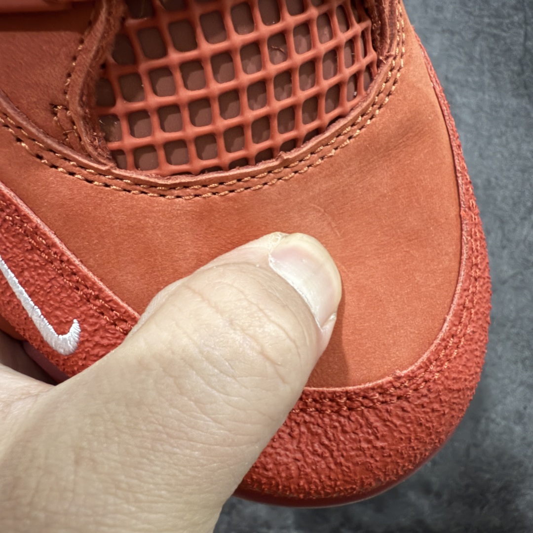 图片[8]-【S2纯原】Nigel Sylvester x Air Jordan AJ4 “Brick by Brick” 联名红砖 货号：HF4340-800 全新批次 重点区分市面 真正砖面纹路 区别市面版本 正确细节 卡色无色差 原数据精心打造 原厂材质 超弹硅胶材质 内层不织布补强 补强为硅胶提供更强耐久性 避免断裂 圈内最强四代 独家外贸特供尺码含45.5 耗时半年巨作 全套原纸板楦头开发 原厂特供皮料加持 确保原汁原味 完美呈现四代版型 一比一鞋头弧度高度鞋身弧度 数据细节工艺流程均保持原鞋一致 原厂TPU网格鞋带扣 正确内里网布 菱角分明不变形无多余毛边 柔软性质感一致于原鞋 市场唯一原厂鞋扣模具 背面可见隐藏注塑口 原厂织唛标 原厂飞人电绣工艺 尾指中部跳三针 独家绑鞋带手法 印刷中底布 四线拉帮 米色美纹纸贴合固定 进口港宝加持 后跟自然饱满 全鞋荧光划线卡点 追求极致完美 每一双都是工艺品 多重QC质检 超越公司货的品控标准 实实在在的免检产品 …… 以纽约市标志性的红砖为主题，这也是 Nigel 致敬家乡的方式，象征了他 BMX 事业的起点。整体鞋款有着醒目的橙红色调，多种皮革材质的应用又带来丰富的视觉层次，细腻的质感拼合，凸显了这双鞋不同于常规的身份。除了鞋头带有一个小小的 Swoosh 外，这双鞋还将后跟巧妙的改成了 BIKE AIR，为 Air Jordan 4 经典鞋型加入了新的元素，让熟悉这个鞋型的玩家有更为新鲜的视觉体验。同时，从官图可以看出，AJ4 标志性的透气网格下，暗藏 3M 反光设定，弱光环境中也能释放出高亮警示，对于骑行来说也是必备的安全举措。鞋盒封绘也采用红装图案诠释，进一步回应主题。 尺码：40 40.5 41 42 42.5 43 44 44.5 45 45.5 46 47.5 48.5-选品中心