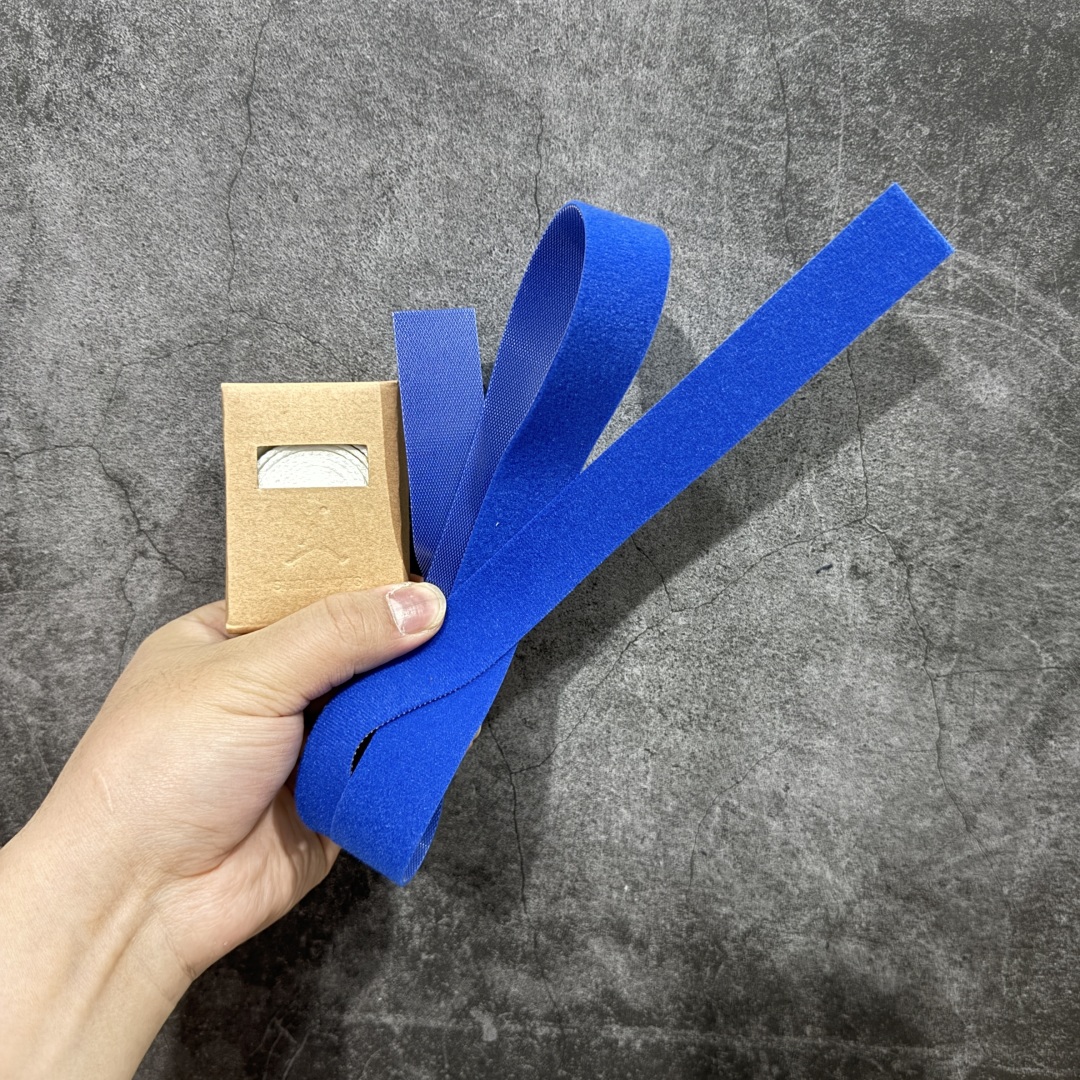 图片[14]-【S2纯原】Nigel Sylvester x Air Jordan AJ4 “Brick by Brick” 联名红砖 货号：HF4340-800 全新批次 重点区分市面 真正砖面纹路 区别市面版本 正确细节 卡色无色差 原数据精心打造 原厂材质 超弹硅胶材质 内层不织布补强 补强为硅胶提供更强耐久性 避免断裂 圈内最强四代 独家外贸特供尺码含45.5 耗时半年巨作 全套原纸板楦头开发 原厂特供皮料加持 确保原汁原味 完美呈现四代版型 一比一鞋头弧度高度鞋身弧度 数据细节工艺流程均保持原鞋一致 原厂TPU网格鞋带扣 正确内里网布 菱角分明不变形无多余毛边 柔软性质感一致于原鞋 市场唯一原厂鞋扣模具 背面可见隐藏注塑口 原厂织唛标 原厂飞人电绣工艺 尾指中部跳三针 独家绑鞋带手法 印刷中底布 四线拉帮 米色美纹纸贴合固定 进口港宝加持 后跟自然饱满 全鞋荧光划线卡点 追求极致完美 每一双都是工艺品 多重QC质检 超越公司货的品控标准 实实在在的免检产品 …… 以纽约市标志性的红砖为主题，这也是 Nigel 致敬家乡的方式，象征了他 BMX 事业的起点。整体鞋款有着醒目的橙红色调，多种皮革材质的应用又带来丰富的视觉层次，细腻的质感拼合，凸显了这双鞋不同于常规的身份。除了鞋头带有一个小小的 Swoosh 外，这双鞋还将后跟巧妙的改成了 BIKE AIR，为 Air Jordan 4 经典鞋型加入了新的元素，让熟悉这个鞋型的玩家有更为新鲜的视觉体验。同时，从官图可以看出，AJ4 标志性的透气网格下，暗藏 3M 反光设定，弱光环境中也能释放出高亮警示，对于骑行来说也是必备的安全举措。鞋盒封绘也采用红装图案诠释，进一步回应主题。 尺码：40 40.5 41 42 42.5 43 44 44.5 45 45.5 46 47.5 48.5-选品中心