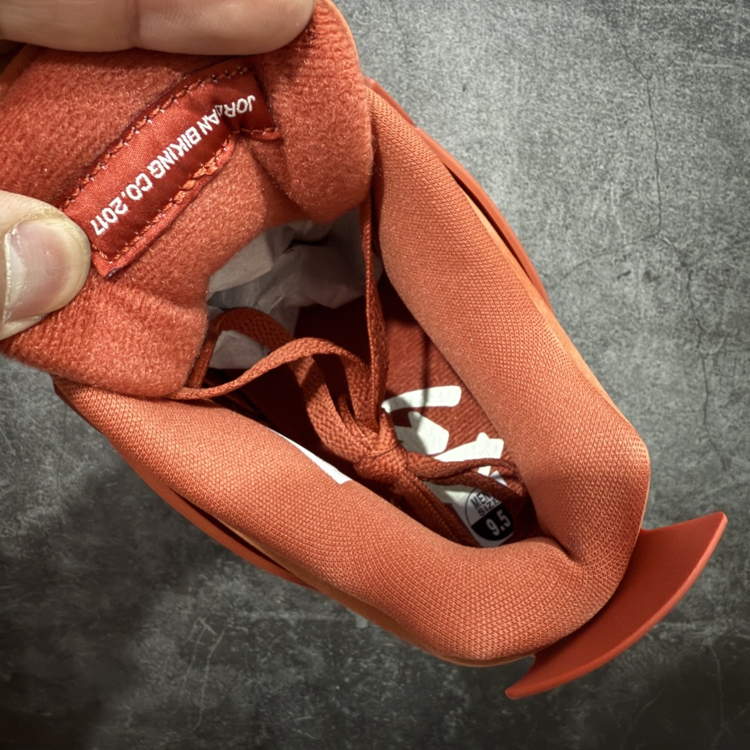 图片[10]-【S2纯原】Nigel Sylvester x Air Jordan AJ4 “Brick by Brick” 联名红砖 货号：HF4340-800 全新批次 重点区分市面 真正砖面纹路 区别市面版本 正确细节 卡色无色差 原数据精心打造 原厂材质 超弹硅胶材质 内层不织布补强 补强为硅胶提供更强耐久性 避免断裂 圈内最强四代 独家外贸特供尺码含45.5 耗时半年巨作 全套原纸板楦头开发 原厂特供皮料加持 确保原汁原味 完美呈现四代版型 一比一鞋头弧度高度鞋身弧度 数据细节工艺流程均保持原鞋一致 原厂TPU网格鞋带扣 正确内里网布 菱角分明不变形无多余毛边 柔软性质感一致于原鞋 市场唯一原厂鞋扣模具 背面可见隐藏注塑口 原厂织唛标 原厂飞人电绣工艺 尾指中部跳三针 独家绑鞋带手法 印刷中底布 四线拉帮 米色美纹纸贴合固定 进口港宝加持 后跟自然饱满 全鞋荧光划线卡点 追求极致完美 每一双都是工艺品 多重QC质检 超越公司货的品控标准 实实在在的免检产品 …… 以纽约市标志性的红砖为主题，这也是 Nigel 致敬家乡的方式，象征了他 BMX 事业的起点。整体鞋款有着醒目的橙红色调，多种皮革材质的应用又带来丰富的视觉层次，细腻的质感拼合，凸显了这双鞋不同于常规的身份。除了鞋头带有一个小小的 Swoosh 外，这双鞋还将后跟巧妙的改成了 BIKE AIR，为 Air Jordan 4 经典鞋型加入了新的元素，让熟悉这个鞋型的玩家有更为新鲜的视觉体验。同时，从官图可以看出，AJ4 标志性的透气网格下，暗藏 3M 反光设定，弱光环境中也能释放出高亮警示，对于骑行来说也是必备的安全举措。鞋盒封绘也采用红装图案诠释，进一步回应主题。 尺码：40 40.5 41 42 42.5 43 44 44.5 45 45.5 46 47.5 48.5-选品中心