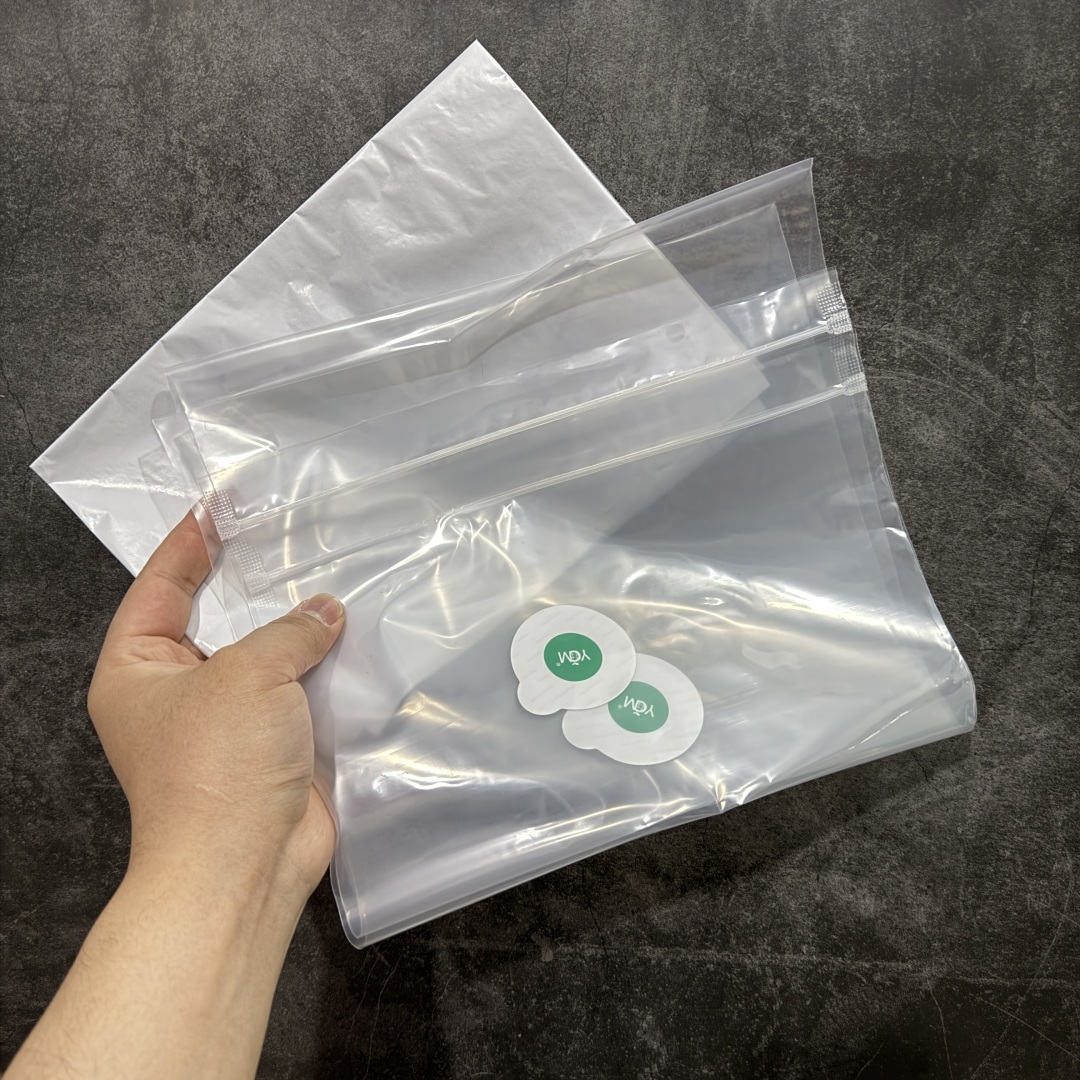 图片[13]-【S2纯原】Nigel Sylvester x Air Jordan AJ4 “Brick by Brick” 联名红砖 货号：HF4340-800 全新批次 重点区分市面 真正砖面纹路 区别市面版本 正确细节 卡色无色差 原数据精心打造 原厂材质 超弹硅胶材质 内层不织布补强 补强为硅胶提供更强耐久性 避免断裂 圈内最强四代 独家外贸特供尺码含45.5 耗时半年巨作 全套原纸板楦头开发 原厂特供皮料加持 确保原汁原味 完美呈现四代版型 一比一鞋头弧度高度鞋身弧度 数据细节工艺流程均保持原鞋一致 原厂TPU网格鞋带扣 正确内里网布 菱角分明不变形无多余毛边 柔软性质感一致于原鞋 市场唯一原厂鞋扣模具 背面可见隐藏注塑口 原厂织唛标 原厂飞人电绣工艺 尾指中部跳三针 独家绑鞋带手法 印刷中底布 四线拉帮 米色美纹纸贴合固定 进口港宝加持 后跟自然饱满 全鞋荧光划线卡点 追求极致完美 每一双都是工艺品 多重QC质检 超越公司货的品控标准 实实在在的免检产品 …… 以纽约市标志性的红砖为主题，这也是 Nigel 致敬家乡的方式，象征了他 BMX 事业的起点。整体鞋款有着醒目的橙红色调，多种皮革材质的应用又带来丰富的视觉层次，细腻的质感拼合，凸显了这双鞋不同于常规的身份。除了鞋头带有一个小小的 Swoosh 外，这双鞋还将后跟巧妙的改成了 BIKE AIR，为 Air Jordan 4 经典鞋型加入了新的元素，让熟悉这个鞋型的玩家有更为新鲜的视觉体验。同时，从官图可以看出，AJ4 标志性的透气网格下，暗藏 3M 反光设定，弱光环境中也能释放出高亮警示，对于骑行来说也是必备的安全举措。鞋盒封绘也采用红装图案诠释，进一步回应主题。 尺码：40 40.5 41 42 42.5 43 44 44.5 45 45.5 46 47.5 48.5-选品中心