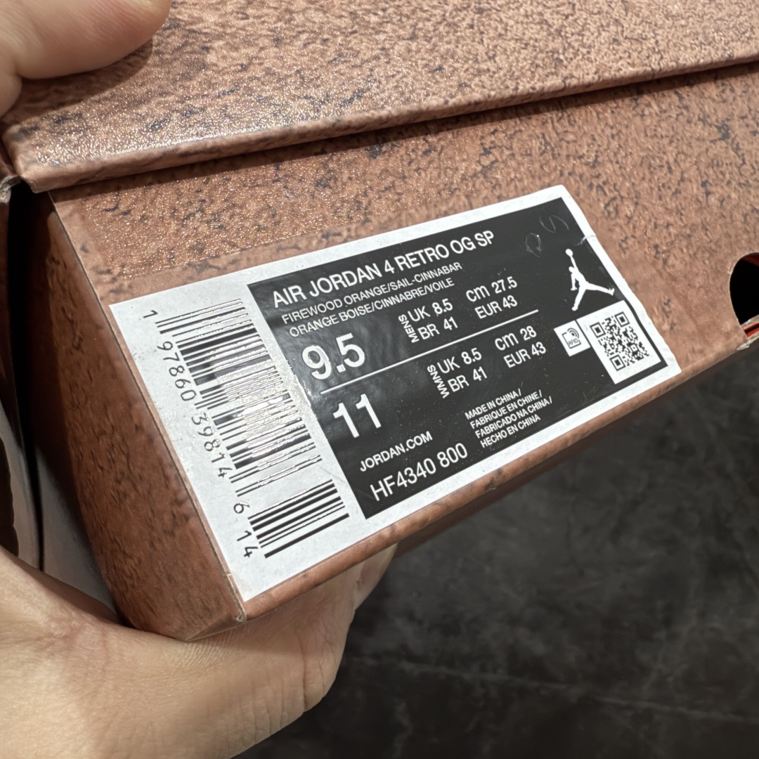 图片[15]-【S2纯原】Nigel Sylvester x Air Jordan AJ4 “Brick by Brick” 联名红砖 货号：HF4340-800 全新批次 重点区分市面 真正砖面纹路 区别市面版本 正确细节 卡色无色差 原数据精心打造 原厂材质 超弹硅胶材质 内层不织布补强 补强为硅胶提供更强耐久性 避免断裂 圈内最强四代 独家外贸特供尺码含45.5 耗时半年巨作 全套原纸板楦头开发 原厂特供皮料加持 确保原汁原味 完美呈现四代版型 一比一鞋头弧度高度鞋身弧度 数据细节工艺流程均保持原鞋一致 原厂TPU网格鞋带扣 正确内里网布 菱角分明不变形无多余毛边 柔软性质感一致于原鞋 市场唯一原厂鞋扣模具 背面可见隐藏注塑口 原厂织唛标 原厂飞人电绣工艺 尾指中部跳三针 独家绑鞋带手法 印刷中底布 四线拉帮 米色美纹纸贴合固定 进口港宝加持 后跟自然饱满 全鞋荧光划线卡点 追求极致完美 每一双都是工艺品 多重QC质检 超越公司货的品控标准 实实在在的免检产品 …… 以纽约市标志性的红砖为主题，这也是 Nigel 致敬家乡的方式，象征了他 BMX 事业的起点。整体鞋款有着醒目的橙红色调，多种皮革材质的应用又带来丰富的视觉层次，细腻的质感拼合，凸显了这双鞋不同于常规的身份。除了鞋头带有一个小小的 Swoosh 外，这双鞋还将后跟巧妙的改成了 BIKE AIR，为 Air Jordan 4 经典鞋型加入了新的元素，让熟悉这个鞋型的玩家有更为新鲜的视觉体验。同时，从官图可以看出，AJ4 标志性的透气网格下，暗藏 3M 反光设定，弱光环境中也能释放出高亮警示，对于骑行来说也是必备的安全举措。鞋盒封绘也采用红装图案诠释，进一步回应主题。 尺码：40 40.5 41 42 42.5 43 44 44.5 45 45.5 46 47.5 48.5-选品中心