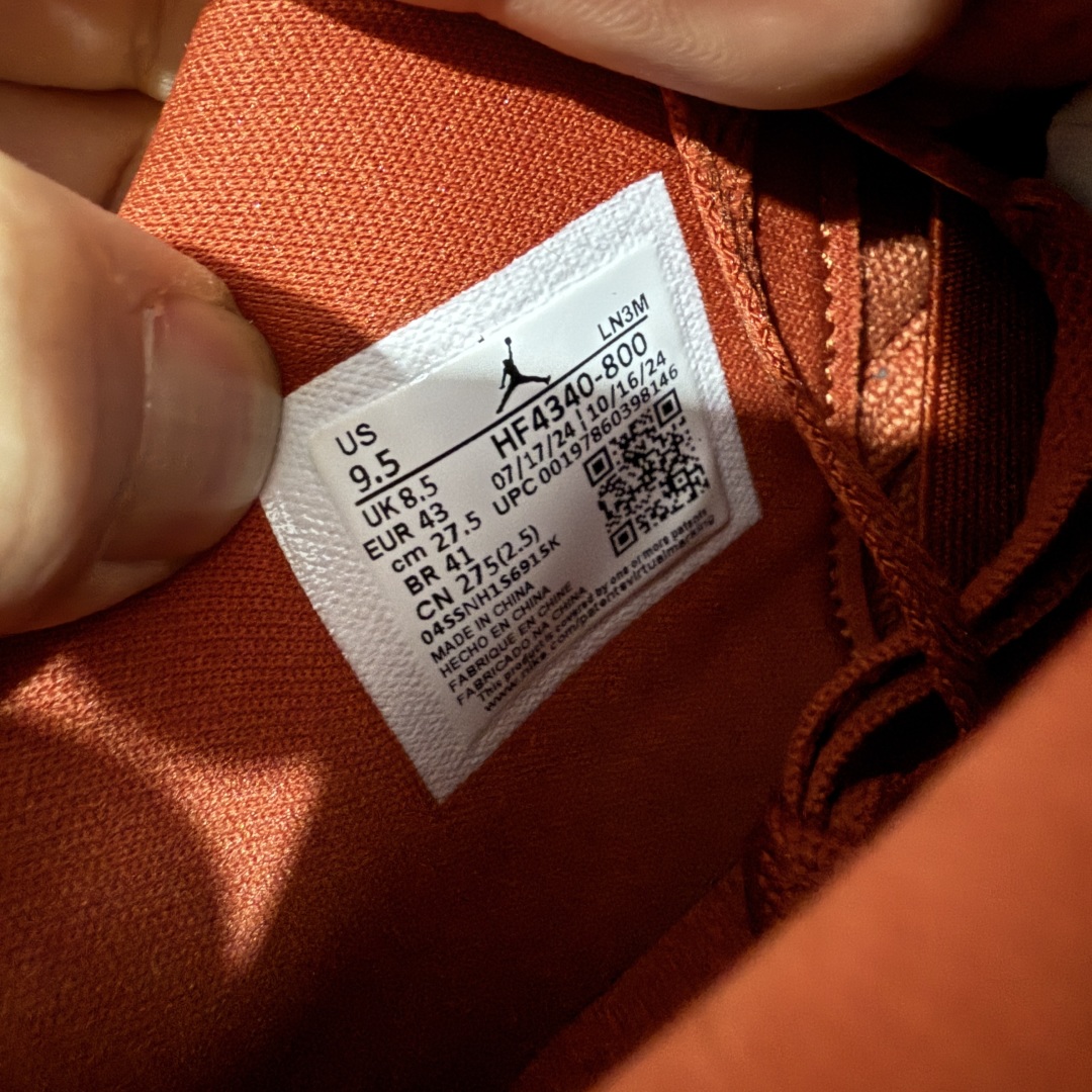 图片[11]-【S2纯原】Nigel Sylvester x Air Jordan AJ4 “Brick by Brick” 联名红砖 货号：HF4340-800 全新批次 重点区分市面 真正砖面纹路 区别市面版本 正确细节 卡色无色差 原数据精心打造 原厂材质 超弹硅胶材质 内层不织布补强 补强为硅胶提供更强耐久性 避免断裂 圈内最强四代 独家外贸特供尺码含45.5 耗时半年巨作 全套原纸板楦头开发 原厂特供皮料加持 确保原汁原味 完美呈现四代版型 一比一鞋头弧度高度鞋身弧度 数据细节工艺流程均保持原鞋一致 原厂TPU网格鞋带扣 正确内里网布 菱角分明不变形无多余毛边 柔软性质感一致于原鞋 市场唯一原厂鞋扣模具 背面可见隐藏注塑口 原厂织唛标 原厂飞人电绣工艺 尾指中部跳三针 独家绑鞋带手法 印刷中底布 四线拉帮 米色美纹纸贴合固定 进口港宝加持 后跟自然饱满 全鞋荧光划线卡点 追求极致完美 每一双都是工艺品 多重QC质检 超越公司货的品控标准 实实在在的免检产品 …… 以纽约市标志性的红砖为主题，这也是 Nigel 致敬家乡的方式，象征了他 BMX 事业的起点。整体鞋款有着醒目的橙红色调，多种皮革材质的应用又带来丰富的视觉层次，细腻的质感拼合，凸显了这双鞋不同于常规的身份。除了鞋头带有一个小小的 Swoosh 外，这双鞋还将后跟巧妙的改成了 BIKE AIR，为 Air Jordan 4 经典鞋型加入了新的元素，让熟悉这个鞋型的玩家有更为新鲜的视觉体验。同时，从官图可以看出，AJ4 标志性的透气网格下，暗藏 3M 反光设定，弱光环境中也能释放出高亮警示，对于骑行来说也是必备的安全举措。鞋盒封绘也采用红装图案诠释，进一步回应主题。 尺码：40 40.5 41 42 42.5 43 44 44.5 45 45.5 46 47.5 48.5-选品中心