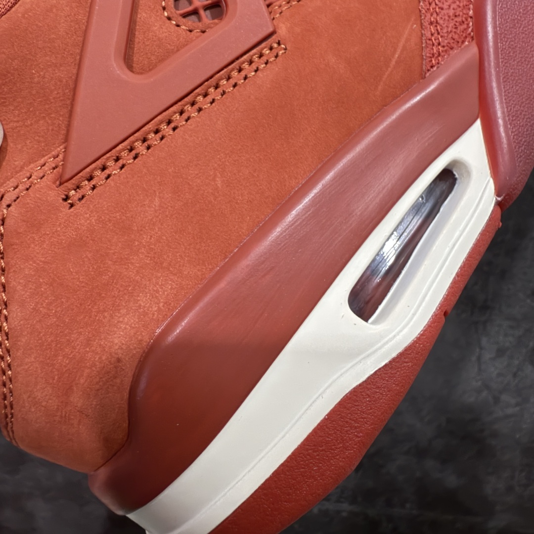图片[4]-【S2纯原】Nigel Sylvester x Air Jordan AJ4 “Brick by Brick” 联名红砖 货号：HF4340-800 全新批次 重点区分市面 真正砖面纹路 区别市面版本 正确细节 卡色无色差 原数据精心打造 原厂材质 超弹硅胶材质 内层不织布补强 补强为硅胶提供更强耐久性 避免断裂 圈内最强四代 独家外贸特供尺码含45.5 耗时半年巨作 全套原纸板楦头开发 原厂特供皮料加持 确保原汁原味 完美呈现四代版型 一比一鞋头弧度高度鞋身弧度 数据细节工艺流程均保持原鞋一致 原厂TPU网格鞋带扣 正确内里网布 菱角分明不变形无多余毛边 柔软性质感一致于原鞋 市场唯一原厂鞋扣模具 背面可见隐藏注塑口 原厂织唛标 原厂飞人电绣工艺 尾指中部跳三针 独家绑鞋带手法 印刷中底布 四线拉帮 米色美纹纸贴合固定 进口港宝加持 后跟自然饱满 全鞋荧光划线卡点 追求极致完美 每一双都是工艺品 多重QC质检 超越公司货的品控标准 实实在在的免检产品 …… 以纽约市标志性的红砖为主题，这也是 Nigel 致敬家乡的方式，象征了他 BMX 事业的起点。整体鞋款有着醒目的橙红色调，多种皮革材质的应用又带来丰富的视觉层次，细腻的质感拼合，凸显了这双鞋不同于常规的身份。除了鞋头带有一个小小的 Swoosh 外，这双鞋还将后跟巧妙的改成了 BIKE AIR，为 Air Jordan 4 经典鞋型加入了新的元素，让熟悉这个鞋型的玩家有更为新鲜的视觉体验。同时，从官图可以看出，AJ4 标志性的透气网格下，暗藏 3M 反光设定，弱光环境中也能释放出高亮警示，对于骑行来说也是必备的安全举措。鞋盒封绘也采用红装图案诠释，进一步回应主题。 尺码：40 40.5 41 42 42.5 43 44 44.5 45 45.5 46 47.5 48.5-选品中心