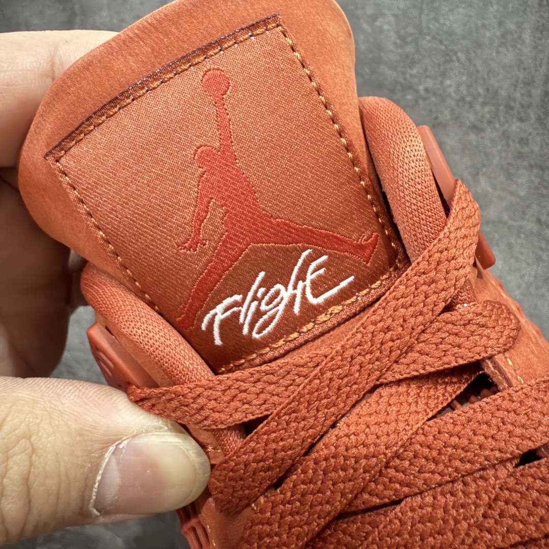 图片[9]-【S2纯原】Nigel Sylvester x Air Jordan AJ4 “Brick by Brick” 联名红砖 货号：HF4340-800 全新批次 重点区分市面 真正砖面纹路 区别市面版本 正确细节 卡色无色差 原数据精心打造 原厂材质 超弹硅胶材质 内层不织布补强 补强为硅胶提供更强耐久性 避免断裂 圈内最强四代 独家外贸特供尺码含45.5 耗时半年巨作 全套原纸板楦头开发 原厂特供皮料加持 确保原汁原味 完美呈现四代版型 一比一鞋头弧度高度鞋身弧度 数据细节工艺流程均保持原鞋一致 原厂TPU网格鞋带扣 正确内里网布 菱角分明不变形无多余毛边 柔软性质感一致于原鞋 市场唯一原厂鞋扣模具 背面可见隐藏注塑口 原厂织唛标 原厂飞人电绣工艺 尾指中部跳三针 独家绑鞋带手法 印刷中底布 四线拉帮 米色美纹纸贴合固定 进口港宝加持 后跟自然饱满 全鞋荧光划线卡点 追求极致完美 每一双都是工艺品 多重QC质检 超越公司货的品控标准 实实在在的免检产品 …… 以纽约市标志性的红砖为主题，这也是 Nigel 致敬家乡的方式，象征了他 BMX 事业的起点。整体鞋款有着醒目的橙红色调，多种皮革材质的应用又带来丰富的视觉层次，细腻的质感拼合，凸显了这双鞋不同于常规的身份。除了鞋头带有一个小小的 Swoosh 外，这双鞋还将后跟巧妙的改成了 BIKE AIR，为 Air Jordan 4 经典鞋型加入了新的元素，让熟悉这个鞋型的玩家有更为新鲜的视觉体验。同时，从官图可以看出，AJ4 标志性的透气网格下，暗藏 3M 反光设定，弱光环境中也能释放出高亮警示，对于骑行来说也是必备的安全举措。鞋盒封绘也采用红装图案诠释，进一步回应主题。 尺码：40 40.5 41 42 42.5 43 44 44.5 45 45.5 46 47.5 48.5-选品中心