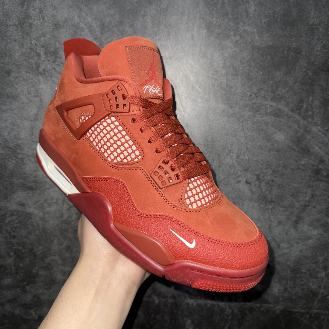 图片[2]-【S2纯原】Nigel Sylvester x Air Jordan AJ4 “Brick by Brick” 联名红砖 货号：HF4340-800 全新批次 重点区分市面 真正砖面纹路 区别市面版本 正确细节 卡色无色差 原数据精心打造 原厂材质 超弹硅胶材质 内层不织布补强 补强为硅胶提供更强耐久性 避免断裂 圈内最强四代 独家外贸特供尺码含45.5 耗时半年巨作 全套原纸板楦头开发 原厂特供皮料加持 确保原汁原味 完美呈现四代版型 一比一鞋头弧度高度鞋身弧度 数据细节工艺流程均保持原鞋一致 原厂TPU网格鞋带扣 正确内里网布 菱角分明不变形无多余毛边 柔软性质感一致于原鞋 市场唯一原厂鞋扣模具 背面可见隐藏注塑口 原厂织唛标 原厂飞人电绣工艺 尾指中部跳三针 独家绑鞋带手法 印刷中底布 四线拉帮 米色美纹纸贴合固定 进口港宝加持 后跟自然饱满 全鞋荧光划线卡点 追求极致完美 每一双都是工艺品 多重QC质检 超越公司货的品控标准 实实在在的免检产品 …… 以纽约市标志性的红砖为主题，这也是 Nigel 致敬家乡的方式，象征了他 BMX 事业的起点。整体鞋款有着醒目的橙红色调，多种皮革材质的应用又带来丰富的视觉层次，细腻的质感拼合，凸显了这双鞋不同于常规的身份。除了鞋头带有一个小小的 Swoosh 外，这双鞋还将后跟巧妙的改成了 BIKE AIR，为 Air Jordan 4 经典鞋型加入了新的元素，让熟悉这个鞋型的玩家有更为新鲜的视觉体验。同时，从官图可以看出，AJ4 标志性的透气网格下，暗藏 3M 反光设定，弱光环境中也能释放出高亮警示，对于骑行来说也是必备的安全举措。鞋盒封绘也采用红装图案诠释，进一步回应主题。 尺码：40 40.5 41 42 42.5 43 44 44.5 45 45.5 46 47.5 48.5-选品中心