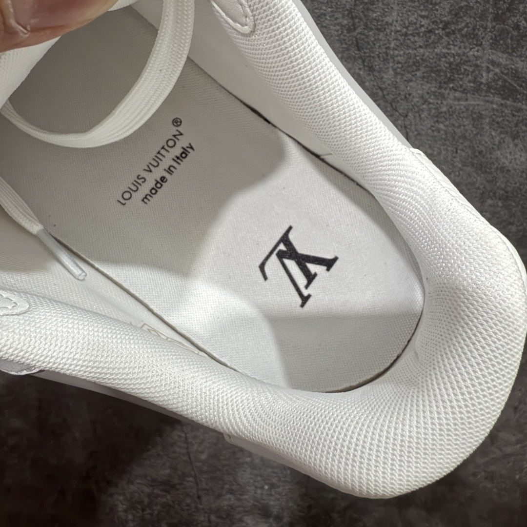 图片[9]-【海淘代购升级版】 现货当天可取 LV Trainer系列高奢运动鞋 白绿四叶草魔术贴 新款芯片顶级 潮人必备单品 同步ZP官网空胶工艺 鞋舌、挂饰均镶嵌NFC芯片感应装置 正确胶片断点式设计 中底正确还原原版油印字母比例 1：1原楦格板、楦头、刀磨全新升级！ 独家订制顶级压纹麂皮 原版开模TPU大底 质感原版一致 垫脚聚米微料加透气英伦网布 披靡市场任何版本！细节完美呈现！ 代购指定版本 全新升级最新双盒包装 扫码秒进官网！ 全套包装配件同比原版 尺码： 38-46-选品中心