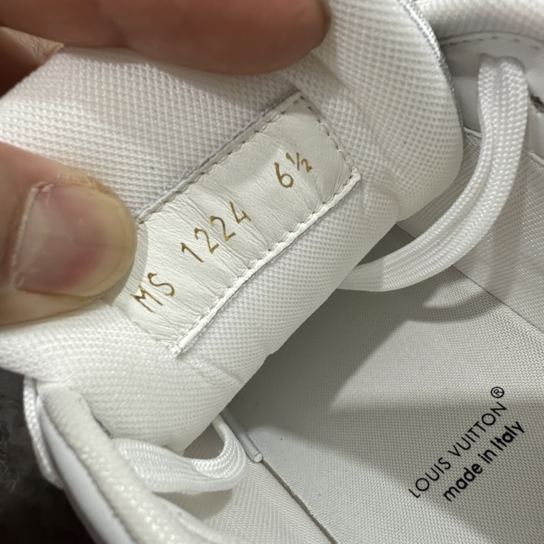 图片[8]-【海淘代购升级版】 现货当天可取 LV Trainer系列高奢运动鞋 白绿四叶草魔术贴 新款芯片顶级 潮人必备单品 同步ZP官网空胶工艺 鞋舌、挂饰均镶嵌NFC芯片感应装置 正确胶片断点式设计 中底正确还原原版油印字母比例 1：1原楦格板、楦头、刀磨全新升级！ 独家订制顶级压纹麂皮 原版开模TPU大底 质感原版一致 垫脚聚米微料加透气英伦网布 披靡市场任何版本！细节完美呈现！ 代购指定版本 全新升级最新双盒包装 扫码秒进官网！ 全套包装配件同比原版 尺码： 38-46-选品中心