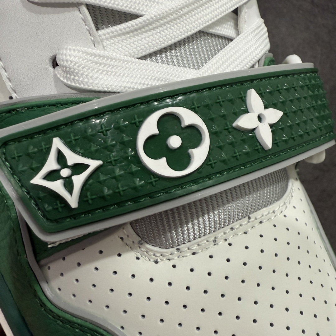 图片[6]-【海淘代购升级版】 现货当天可取 LV Trainer系列高奢运动鞋 白绿四叶草魔术贴 新款芯片顶级 潮人必备单品 同步ZP官网空胶工艺 鞋舌、挂饰均镶嵌NFC芯片感应装置 正确胶片断点式设计 中底正确还原原版油印字母比例 1：1原楦格板、楦头、刀磨全新升级！ 独家订制顶级压纹麂皮 原版开模TPU大底 质感原版一致 垫脚聚米微料加透气英伦网布 披靡市场任何版本！细节完美呈现！ 代购指定版本 全新升级最新双盒包装 扫码秒进官网！ 全套包装配件同比原版 尺码： 38-46-选品中心