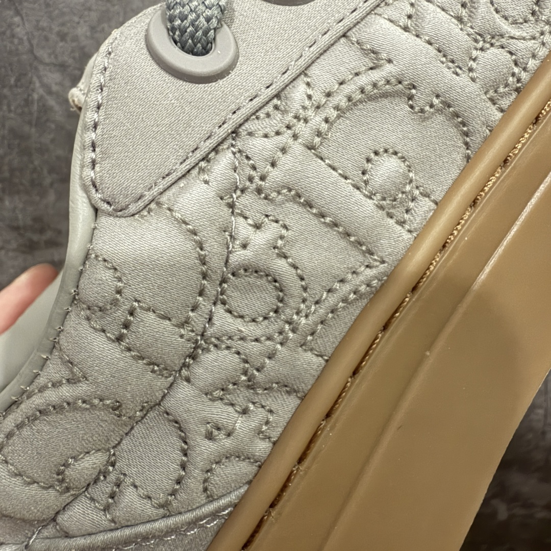 图片[3]-【总裁版本】Stone Island x Dior B33 Tennis Do Cotton 石头岛迪奥联名复古休闲板鞋 Dior B33 迪奥印花系带时尚运动板鞋网球鞋 全套原厂新版原纸板楦头开发 原厂特供皮料加持 原档数据大底 高频字母排版细节 还原 Zp 高端零售特供批次 2023秋季新品 彰显非凡的精湛工艺 重新诠释经典的网球鞋 时尚的廓形突显厚实感 采用全新的拉绒马海毛针织面料 突显柔软触感与富有层次感的流行色彩 搭配棕色绒面革镶片提升格调 别具一格的加垫鞋舌点缀以压花效果Dior标志 后侧点缀以Dior 30Avenue Montaigne标志 可为各式休闲造型增添时尚气质 尺码：40 41 42 43 44 45 46-选品中心