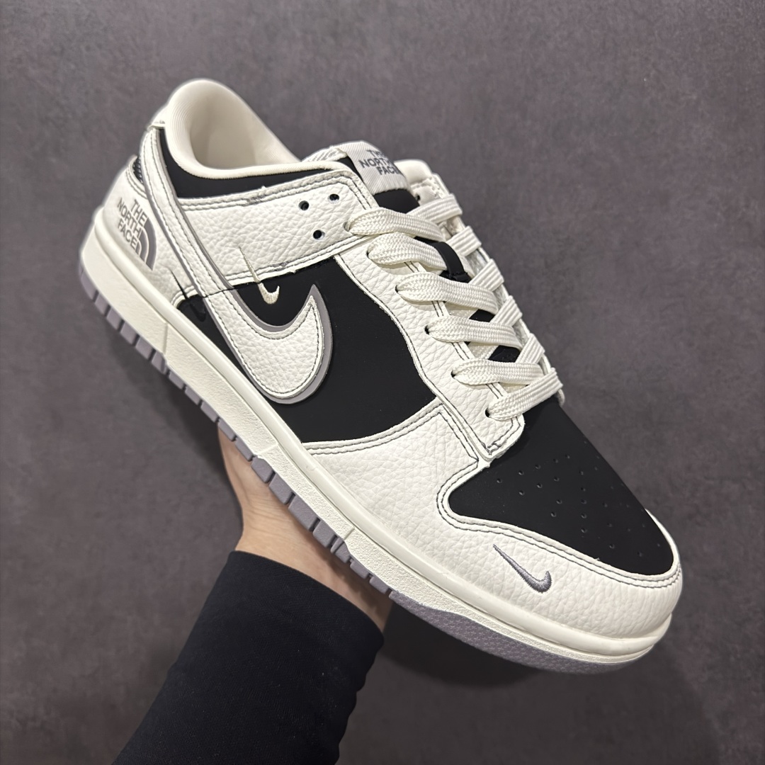  
【定制版】Nike SB Dunk Low 北面联名 奶白黑灰 周年高端定制 低帮休闲板鞋 SC92