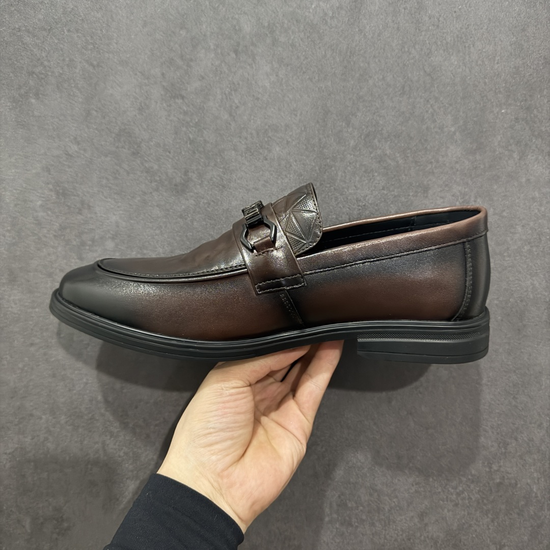 图片[2]-【公司级】ECCO爱步男士乐福鞋 套脚牛皮皮鞋商务豆豆鞋都市伦敦系列 甄选优质皮革搭配柔软的纺衬里，以缜密缝线细诉精湛工艺，集舒适与格调于一体 圆头的款式设计令鞋头鞋楦区域更加宽敞舒适，宽楦鞋型适应多种脚型，久穿不累 确保每一步的舒适与稳固 创新鞋底 提供运动脚感的正装鞋 将双脚自然托起，轻盈柔软，回弹缓震 舒适耐穿 沿袭时髦鞋匠的工艺品质，将舒适脚感与百搭风尚巧妙融为一体，带来定制般的非凡体验 绅士型格 尽在这一步 尺码：38 39 40 41 42 43（皮鞋码）-选品中心