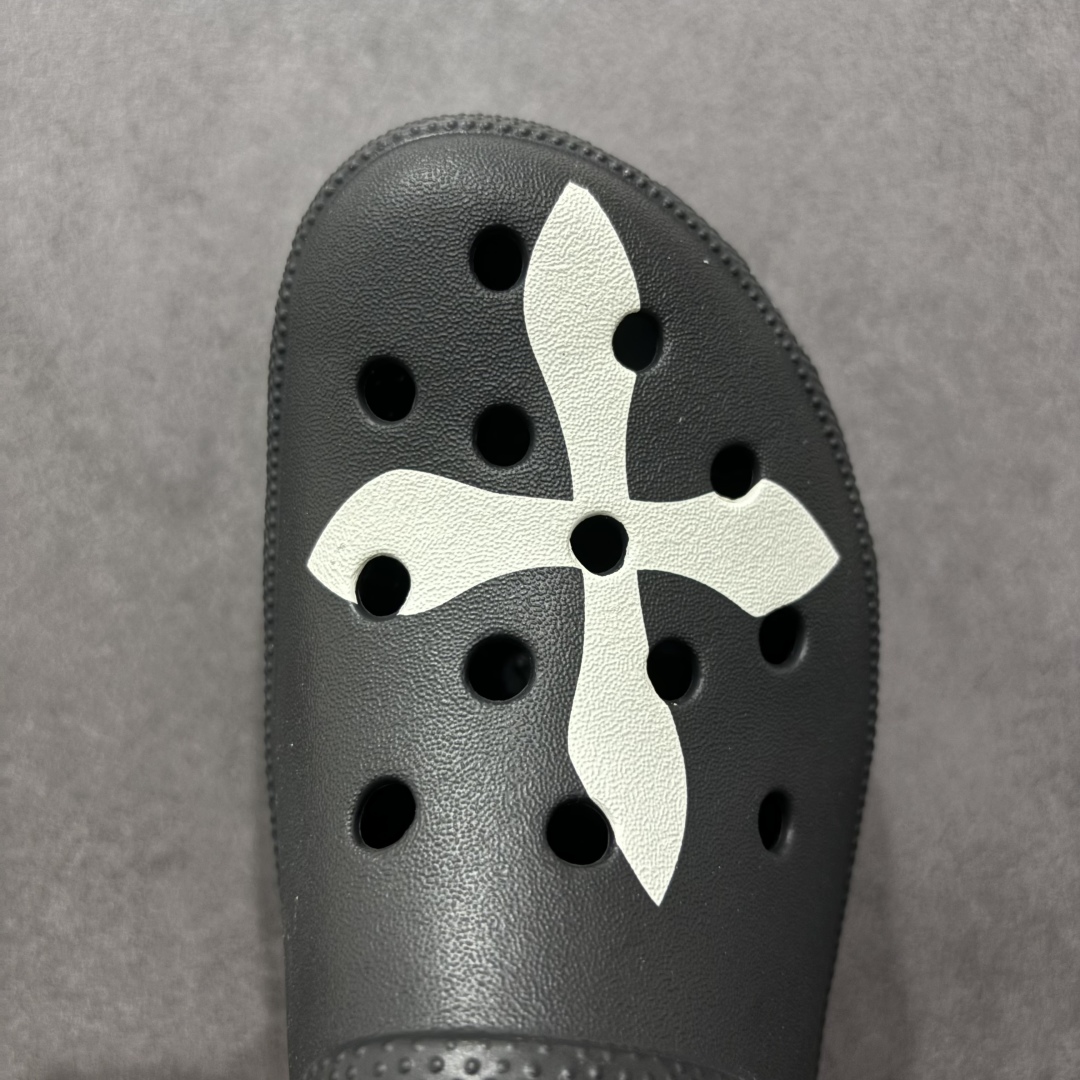  
【公司级】Crocs与SMFK首度合作，双方选取极具代表性的款式与元素进行创意再造
以自主随心的存在