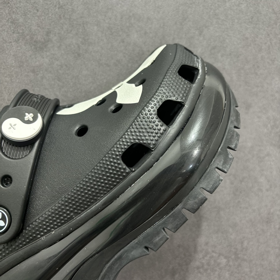  
【公司级】Crocs与SMFK首度合作，双方选取极具代表性的款式与元素进行创意再造
以自主随心的存在