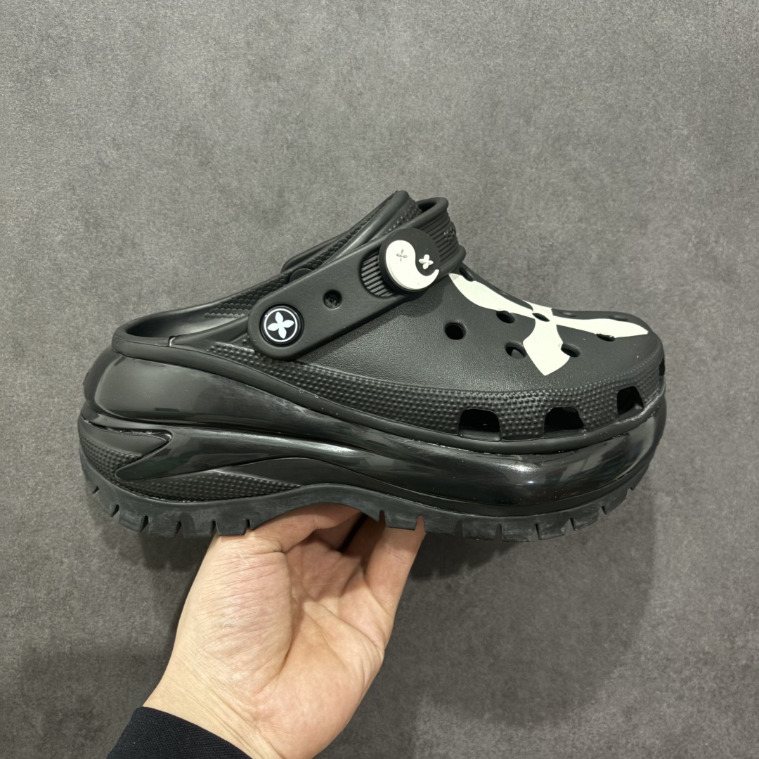  
【公司级】Crocs与SMFK首度合作，双方选取极具代表性的款式与元素进行创意再造
以自主随心的存在