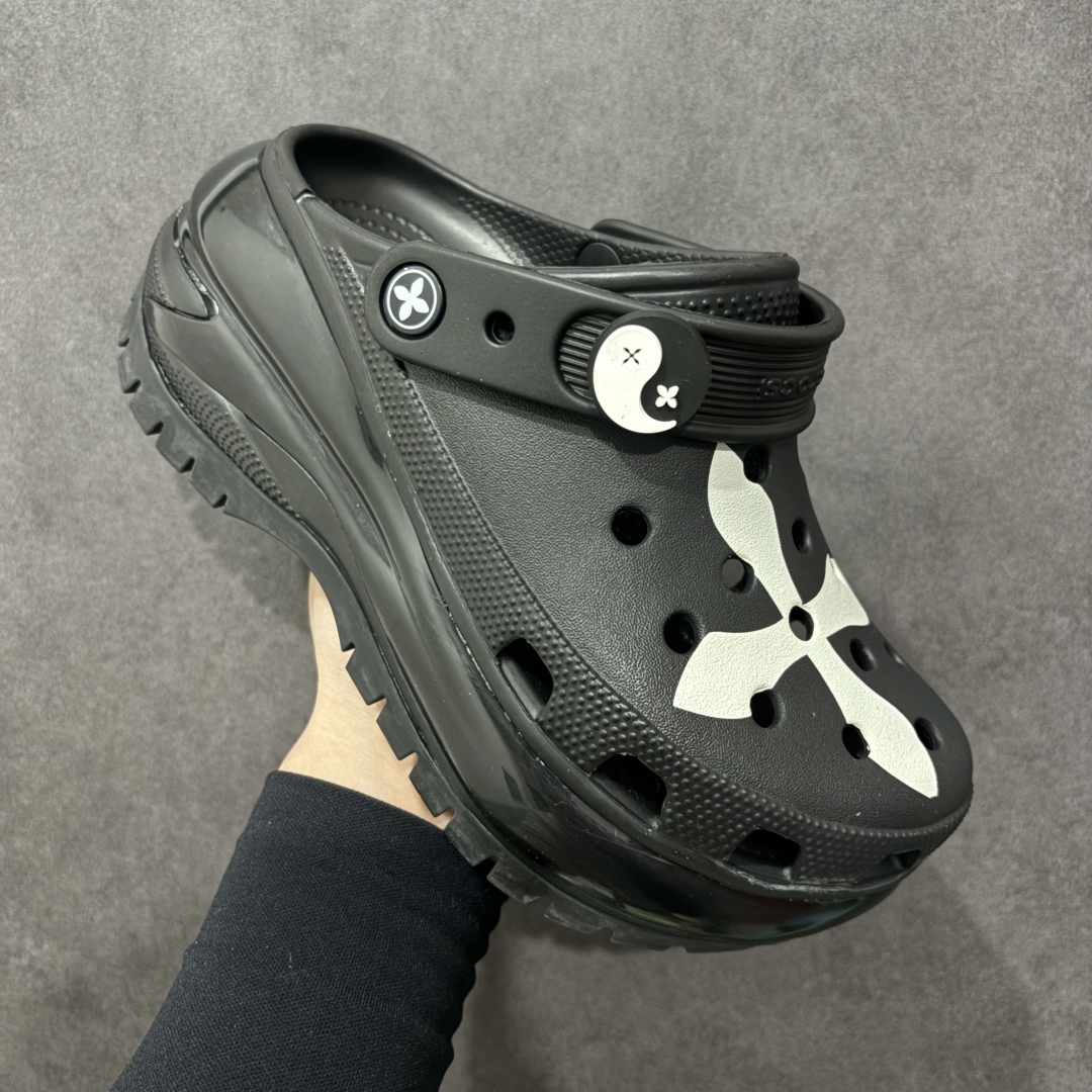  
【公司级】Crocs与SMFK首度合作，双方选取极具代表性的款式与元素进行创意再造
以自主随心的存在