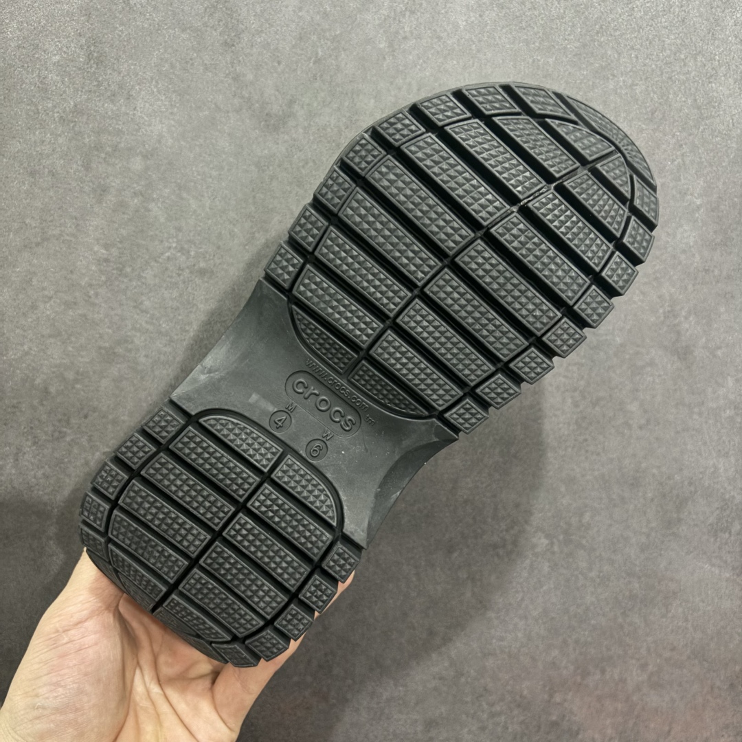  
【公司级】Crocs与SMFK首度合作，双方选取极具代表性的款式与元素进行创意再造
以自主随心的存在
