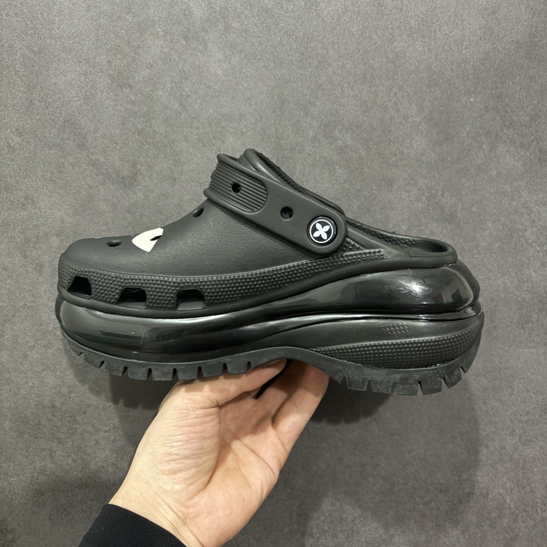  
【公司级】Crocs与SMFK首度合作，双方选取极具代表性的款式与元素进行创意再造
以自主随心的存在