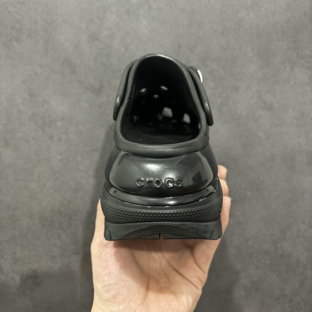  
【公司级】Crocs与SMFK首度合作，双方选取极具代表性的款式与元素进行创意再造
以自主随心的存在