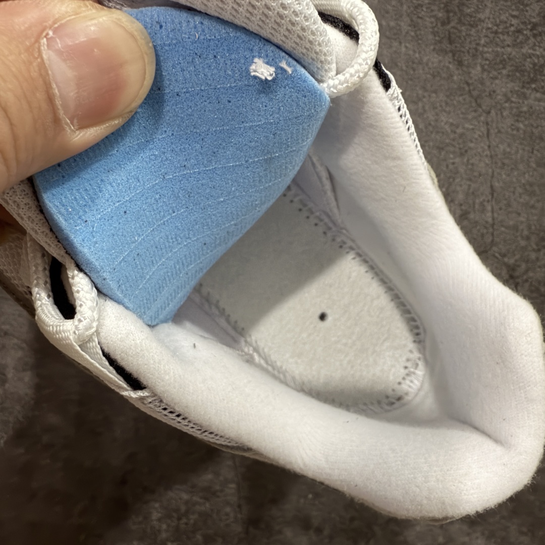 图片[8]-【GX纯原】NIKE 耐克 Air Max 95 潮流百搭 气垫缓震慢跑鞋 休闲防滑运动鞋 原鞋一比一开发 过验级别品质 独家私模开发 多次调教细节完全对版 原厂气垫气压足，保证脚感与原版一致 鞋面材料卡色也与原版一致 外贸专供 最大做到48.5 Nike耐克跑步鞋经典透气舒适运动鞋休闲鞋。为了迎接今年的世界地球日，Nike 为此推出了这款全新配色的 Air Max 95，以往这个主题的产品 Nike 选择了大地色系为主体，今年也不例外。整鞋材质使用工程网布和帆布相结合，配色则是泥土和大地色系。logo刺绣、对比拼接细节、圆头、正面系带、鞋垫饰有标志、标志性Air Max鞋底。Air Max 95 凭借流畅的造型、经典的开窗气垫，时至今日仍然是众多潮人备受喜爱的球鞋之一 货号：AT2865-003 尺码： 40-48.5-选品中心