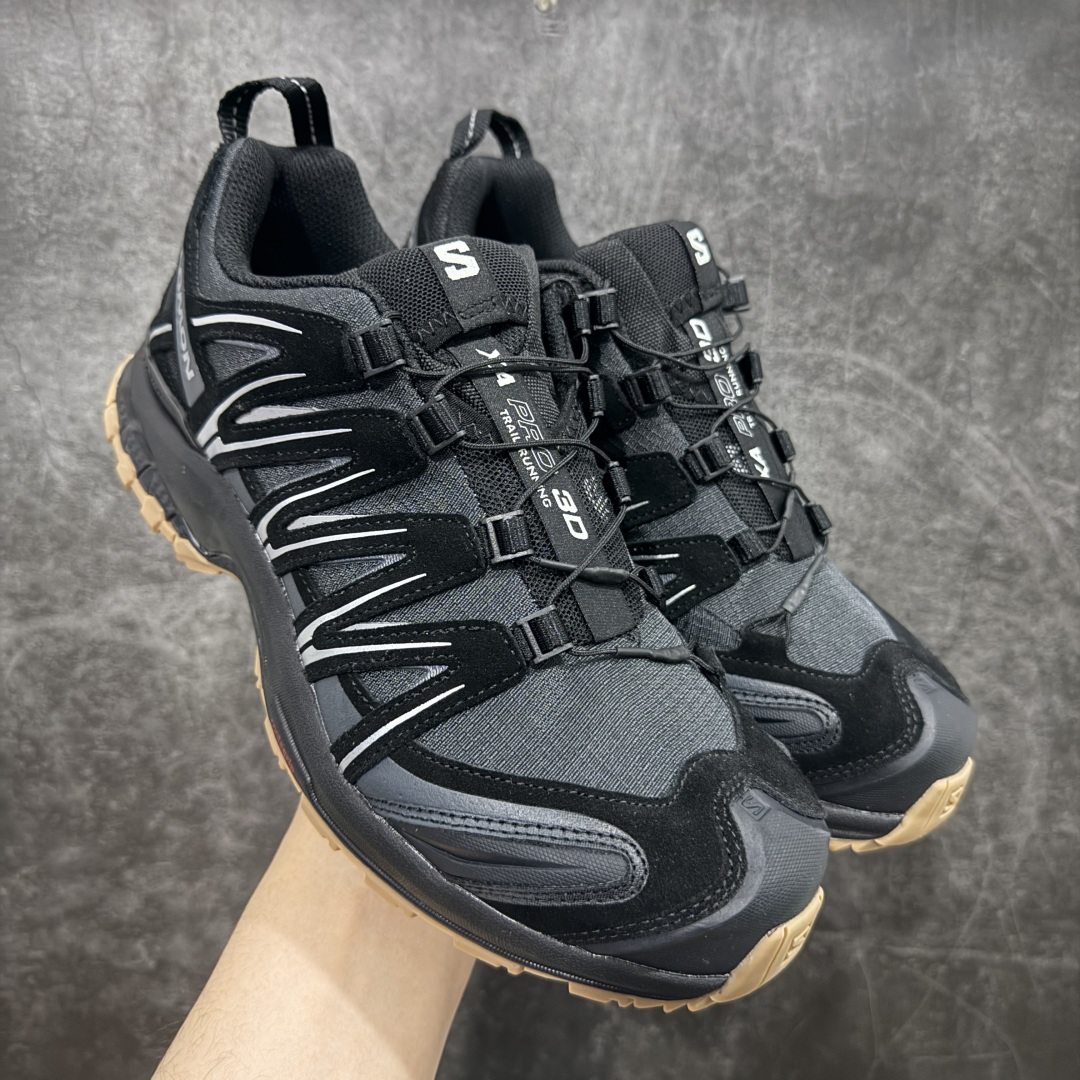 【纯原W1版】SALOMON XA Pro 3D Suede黑生胶 萨洛蒙潮流越野机能户外功能鞋 472433 纯原外贸平台特供订单 耗时半年巨作 全套原纸板楦头开发 原厂特供网布配套加持 确保原汁原味 完美呈现版型 原档数据独家私模五层组合大底 男女鞋同步官方开发至46.5 原装Ortholite轻量化鞋垫 中底布带钢印编号 原厂TPU锁扣 进口港宝加持 后跟自然饱满 还原公司包裹性 鞋面采用SENSIFT贴合技术 全方位贴合包裹脚型 鞋跟部鞋底牵引设计 提供强大的抓地性能 更适应野外崎岖不平的道路 其3D ADVANCED CHASSIS底盘 材料轻量大化 钉齿设计更具稳定性 防护性 鞋底易磨损区运用CONTAGRIP高耐磨材料 应对城市硬质路面长距离跑考验 尺码:36 36.5 37.5 38 38.5 39 40 40.5 41 42 42.5 43 44 44.5 45-选品中心