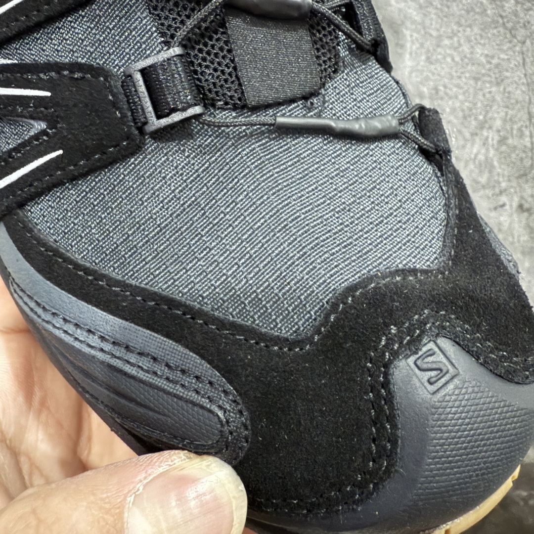 图片[5]-【纯原W1版】SALOMON XA Pro 3D Suede黑生胶 萨洛蒙潮流越野机能户外功能鞋 472433 纯原外贸平台特供订单 耗时半年巨作 全套原纸板楦头开发 原厂特供网布配套加持 确保原汁原味 完美呈现版型 原档数据独家私模五层组合大底 男女鞋同步官方开发至46.5 原装Ortholite轻量化鞋垫 中底布带钢印编号 原厂TPU锁扣 进口港宝加持 后跟自然饱满 还原公司包裹性 鞋面采用SENSIFT贴合技术 全方位贴合包裹脚型 鞋跟部鞋底牵引设计 提供强大的抓地性能 更适应野外崎岖不平的道路 其3D ADVANCED CHASSIS底盘 材料轻量大化 钉齿设计更具稳定性 防护性 鞋底易磨损区运用CONTAGRIP高耐磨材料 应对城市硬质路面长距离跑考验 尺码：36 36.5 37.5 38 38.5 39 40 40.5 41 42 42.5 43 44 44.5 45-选品中心