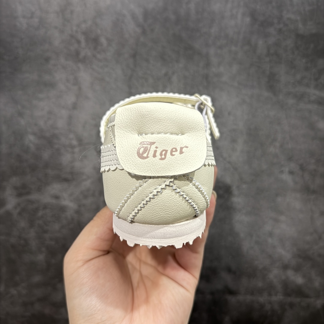 图片[4]-【公司级】Onitsuka Tiger鬼塚虎 鬼冢虎MEXICO 66 TGRS 平跟 玛丽珍鞋款演绎芭蕾风潮 整鞋采用银色金属光泽材质镜面效果，配合渐变奶油色皮革拼接，与立体镂空双滑动扣装饰，3秒完成松紧调节，呈现出轻盈且充满未来感的视觉效果。 鞋侧标志性的虎爪纹搭配白色缝线与鞋头弧线巧妙呼应，波浪形边缘设计打破传统运动鞋的棱角感，既保证运动功能性，又延续了MEXICO 66系列特有的复古跑鞋基因。 无论是日常出行还是运动场合，在光线下会折射出丝绸般的光晕，随手一拍就是赛博朋克大片既视感 尺码：36 37 37.5 38 39 39.5 40-选品中心