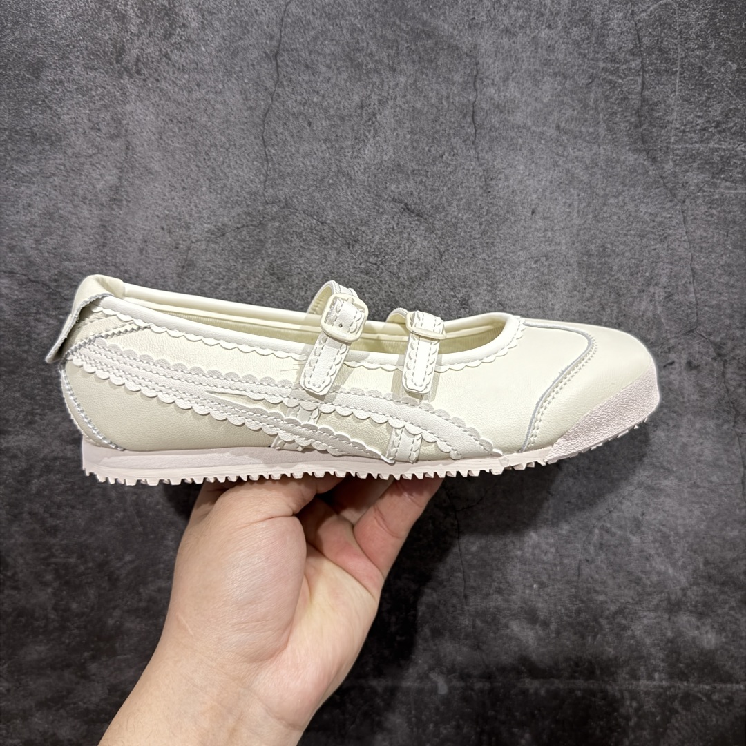 【公司级】Onitsuka Tiger鬼塚虎 鬼冢虎MEXICO 66 TGRS 平跟 玛丽珍鞋款演绎芭蕾风潮 整鞋采用银色金属光泽材质镜面效果,配合渐变奶油色皮革拼接,与立体镂空双滑动扣装饰,3秒完成松紧调节,呈现出轻盈且充满未来感的视觉效果。 鞋侧标志性的虎爪纹搭配白色缝线与鞋头弧线巧妙呼应,波浪形边缘设计打破传统运动鞋的棱角感,既保证运动功能性,又延续了MEXICO 66系列特有的复古跑鞋基因。 无论是日常出行还是运动场合,在光线下会折射出丝绸般的光晕,随手一拍就是赛博朋克大片既视感 尺码:36 37 37.5 38 39 39.5 40-选品中心